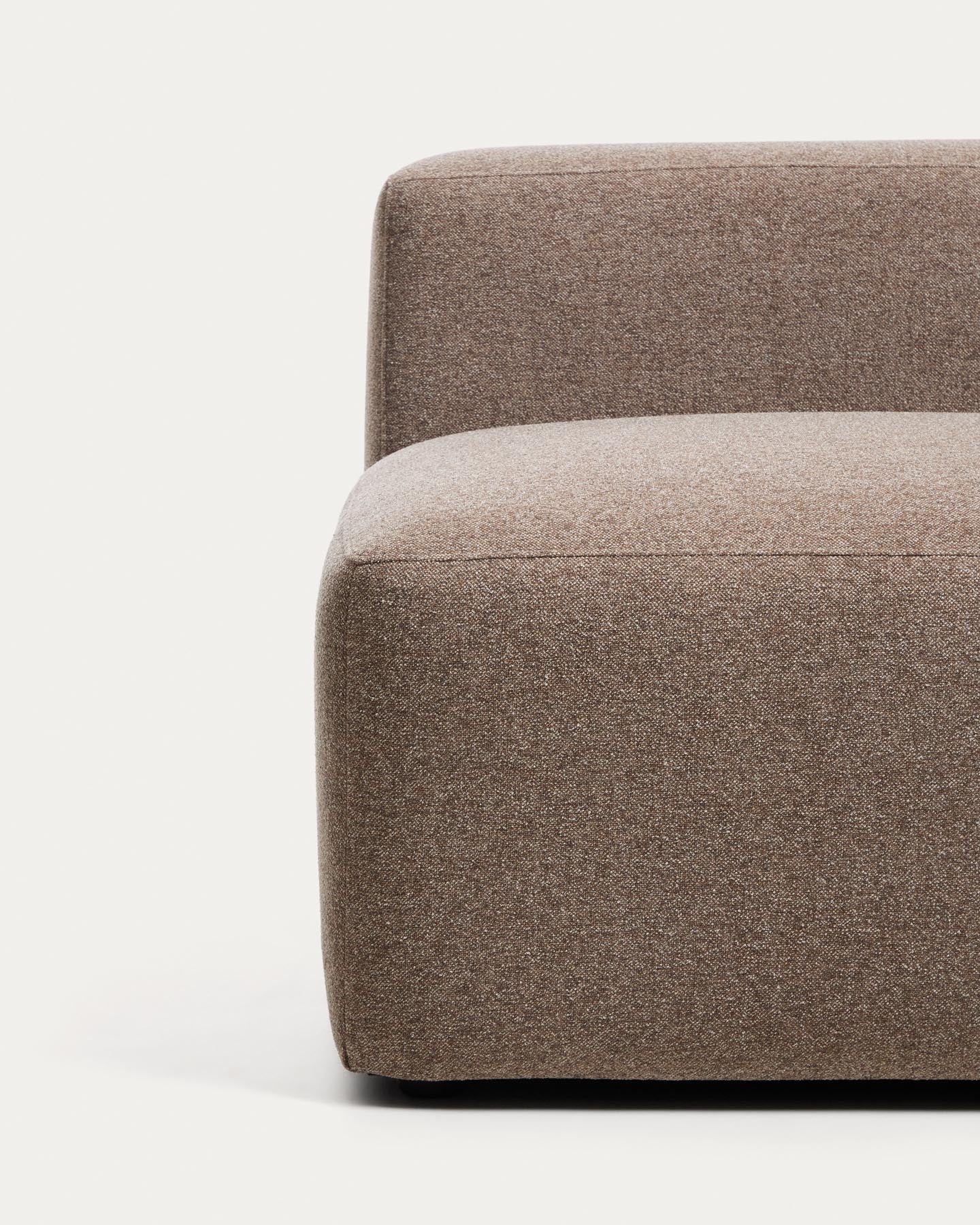 Sessel Blok in brauner Chenille, 90 cm, FSC Mix Credit in Taupe präsentiert im Onlineshop von KAQTU Design AG. Pouf ist von Kave Home