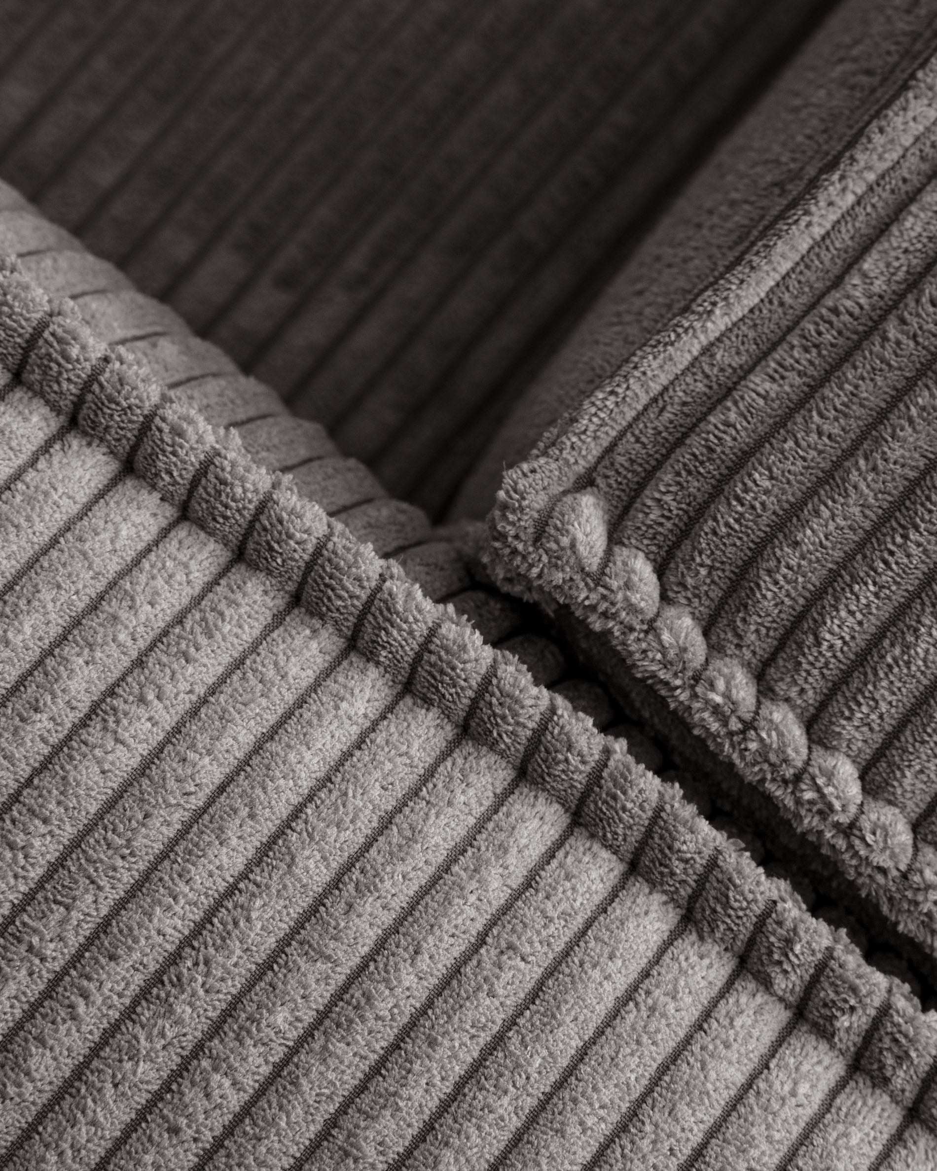 4-Sitzer-Sofa Blok mit dickem, grauen Cord und Chaiselongue links 330 cm FSC Mix Credit in Grau präsentiert im Onlineshop von KAQTU Design AG. 4er Sofa ist von Kave Home