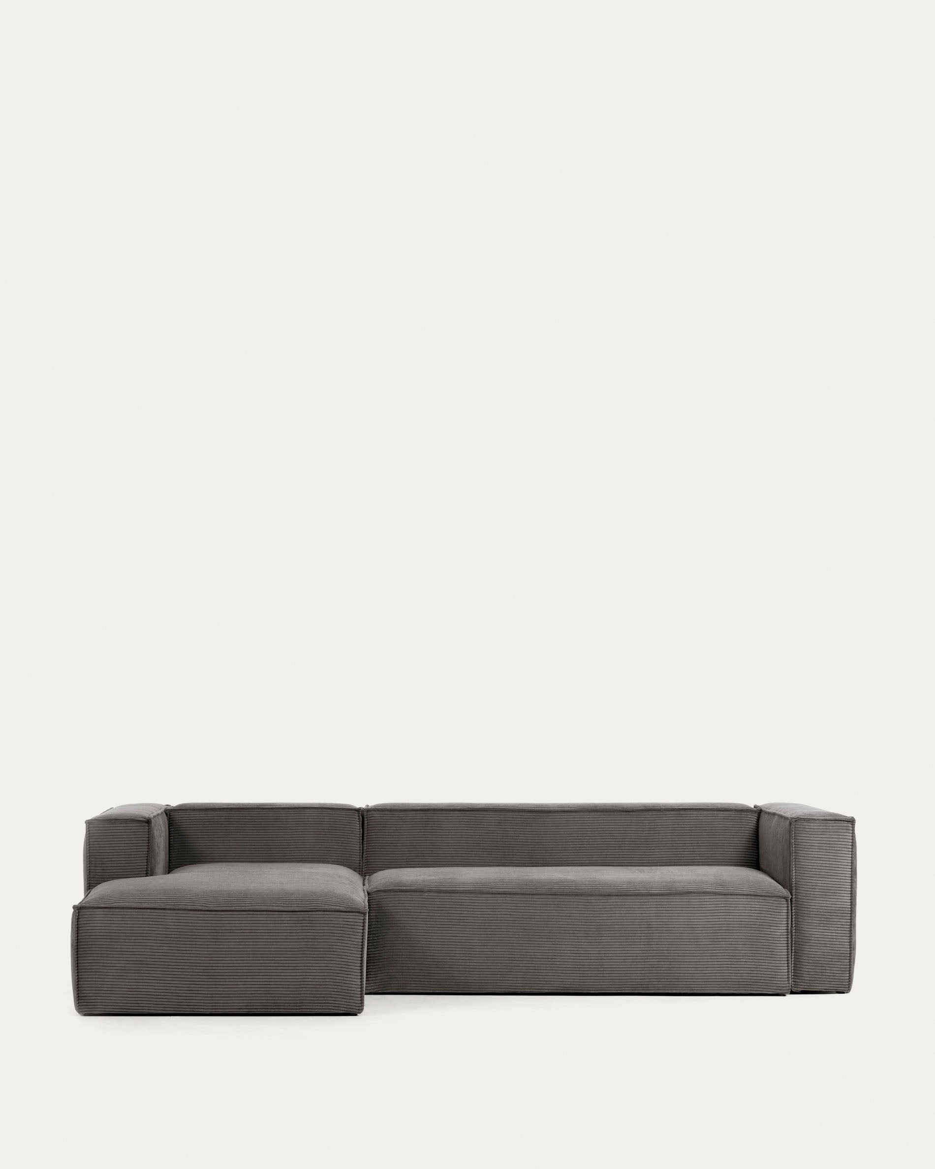 4-Sitzer-Sofa Blok mit dickem, grauen Cord und Chaiselongue links 330 cm FSC Mix Credit in Grau präsentiert im Onlineshop von KAQTU Design AG. 4er Sofa ist von Kave Home