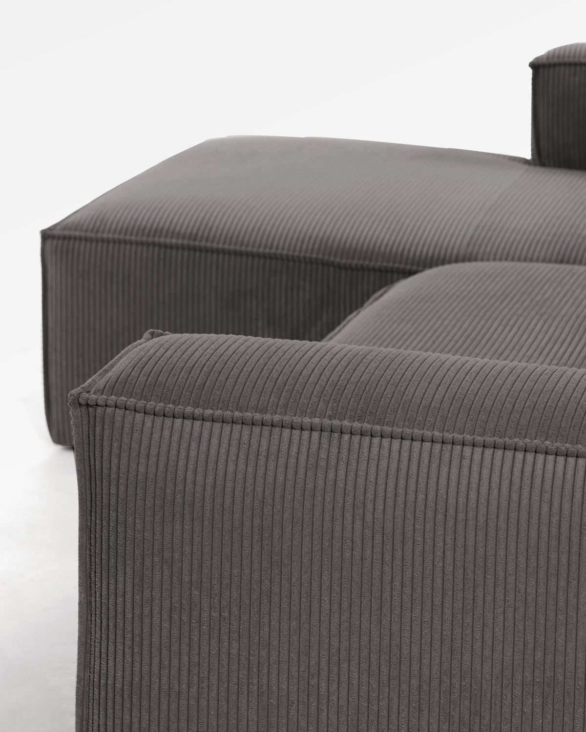 4-Sitzer-Sofa Blok mit dickem, grauen Cord und Chaiselongue links 330 cm FSC Mix Credit in Grau präsentiert im Onlineshop von KAQTU Design AG. 4er Sofa ist von Kave Home