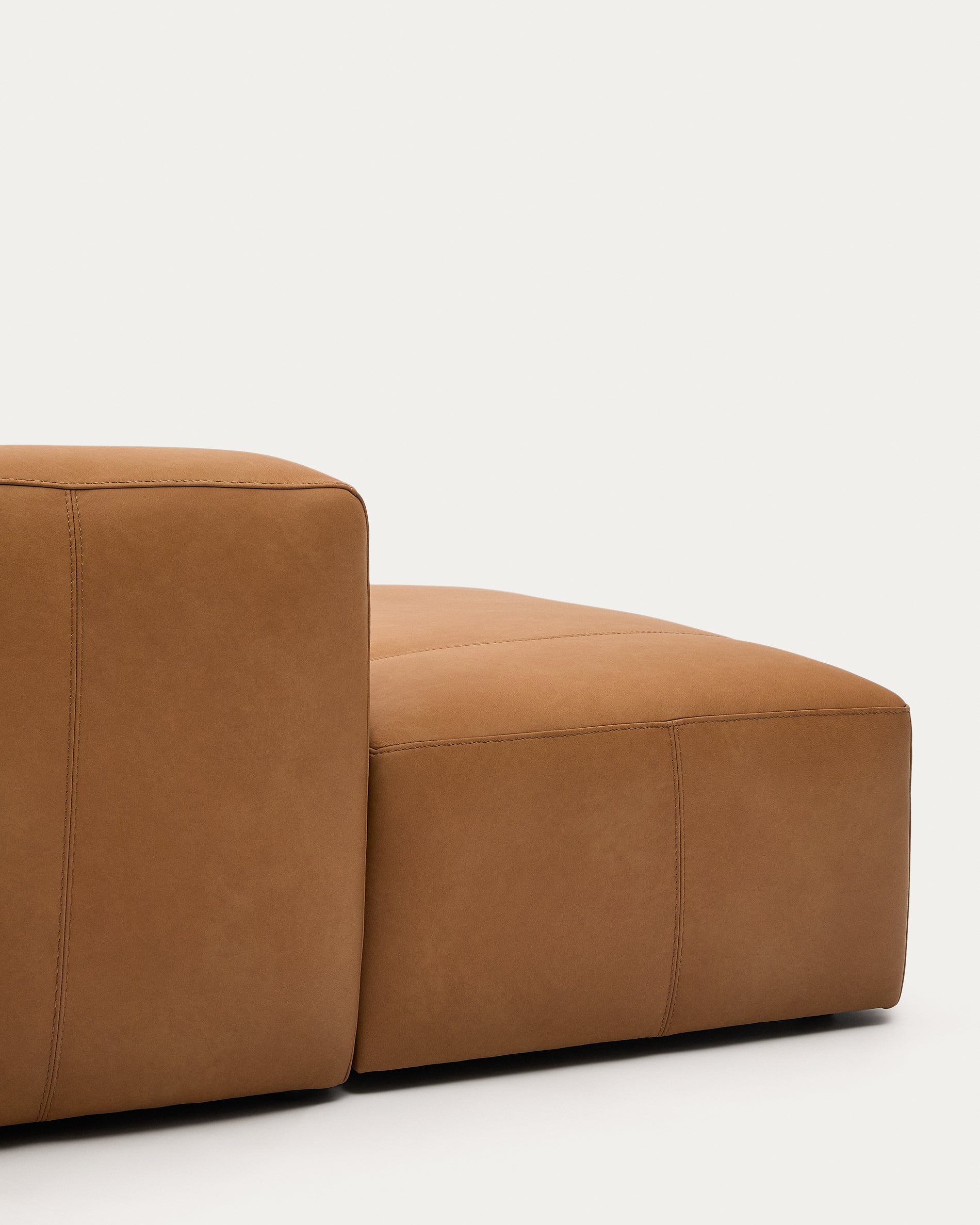 Sofa Blok aus braunem Leder 4-Sitzer Chaiselongue links 330 cm in Braun präsentiert im Onlineshop von KAQTU Design AG. 4er Sofa ist von Kave Home