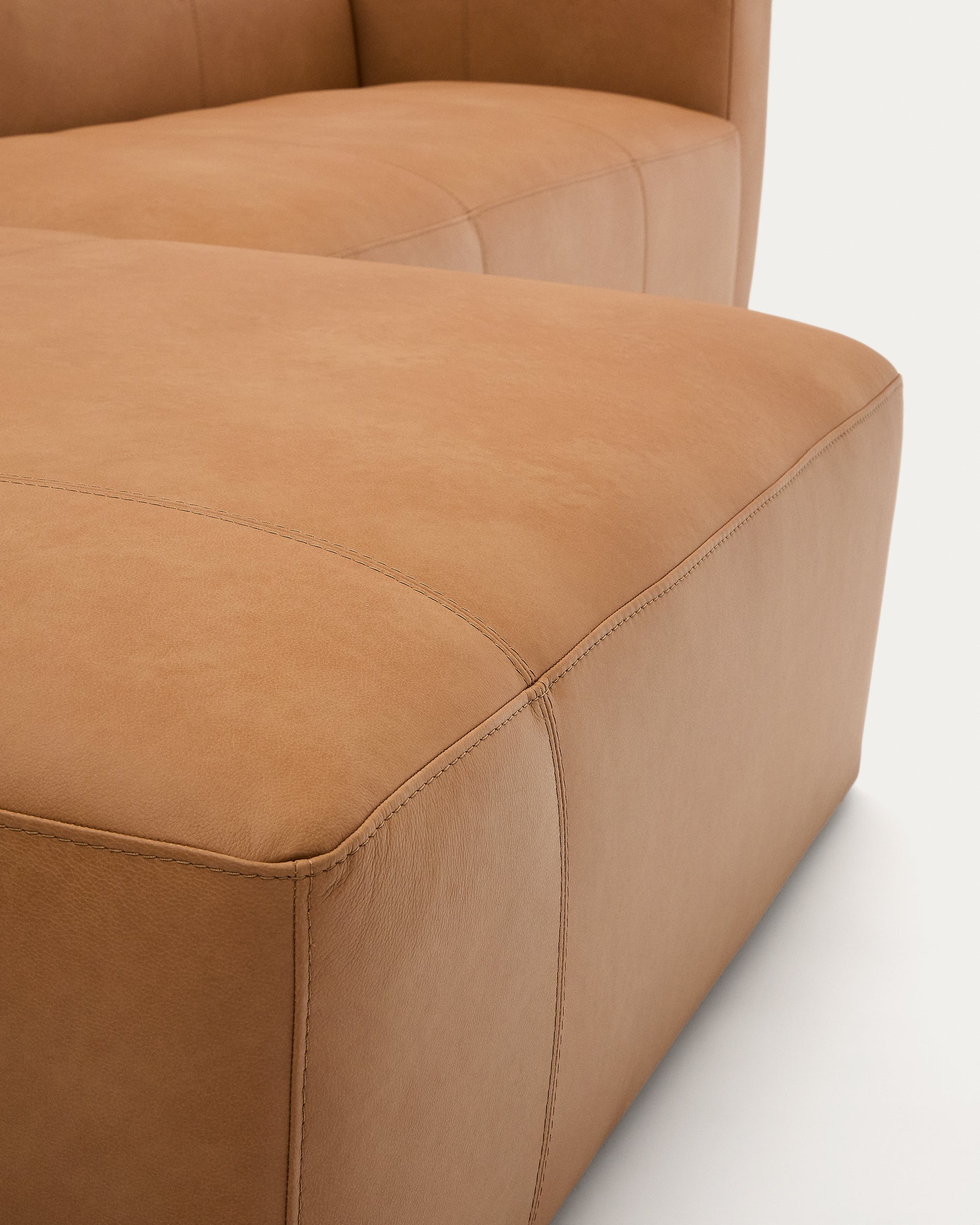 Sofa Blok aus braunem Leder 4-Sitzer Chaiselongue links 330 cm in Braun präsentiert im Onlineshop von KAQTU Design AG. 4er Sofa ist von Kave Home