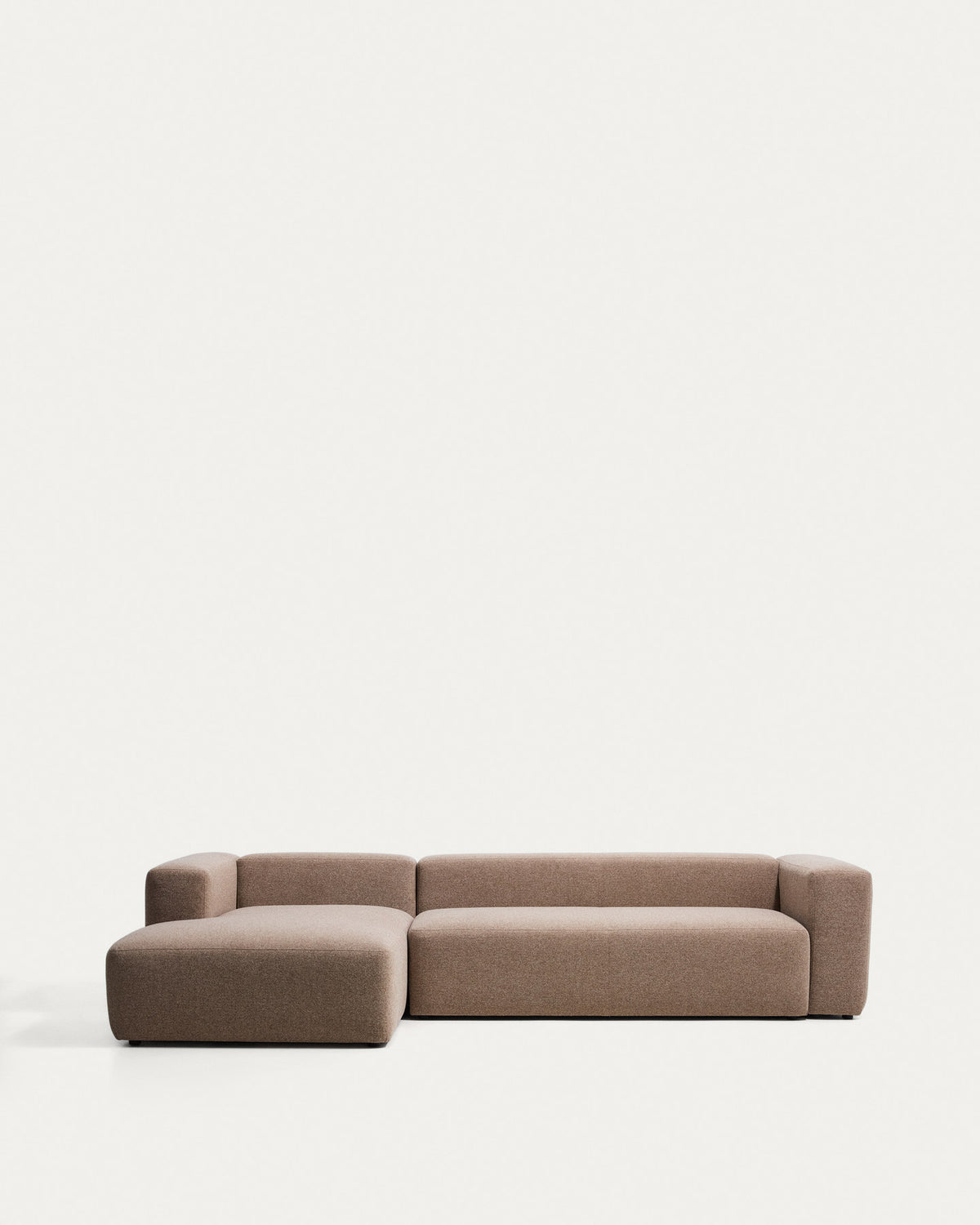 4-Sitzer-Sofa Blok mit Chaiselongue links in brauner Chenille, 330 cm, FSC Mix Credit in Taupe präsentiert im Onlineshop von KAQTU Design AG. L-Sofa links ist von Kave Home