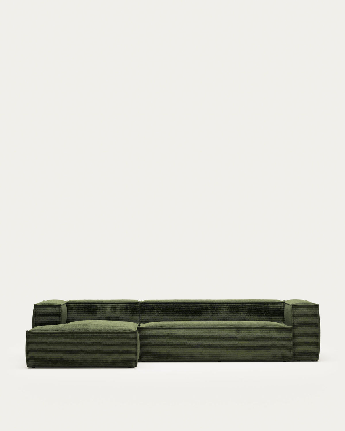 4-Sitzer-Sofa Blok mit Chaiselongue links, schwer entflammbar mit dickem, grünen Cord, 330 cm, FSC Mix Credit in Grün präsentiert im Onlineshop von KAQTU Design AG. 4er Sofa ist von Kave Home