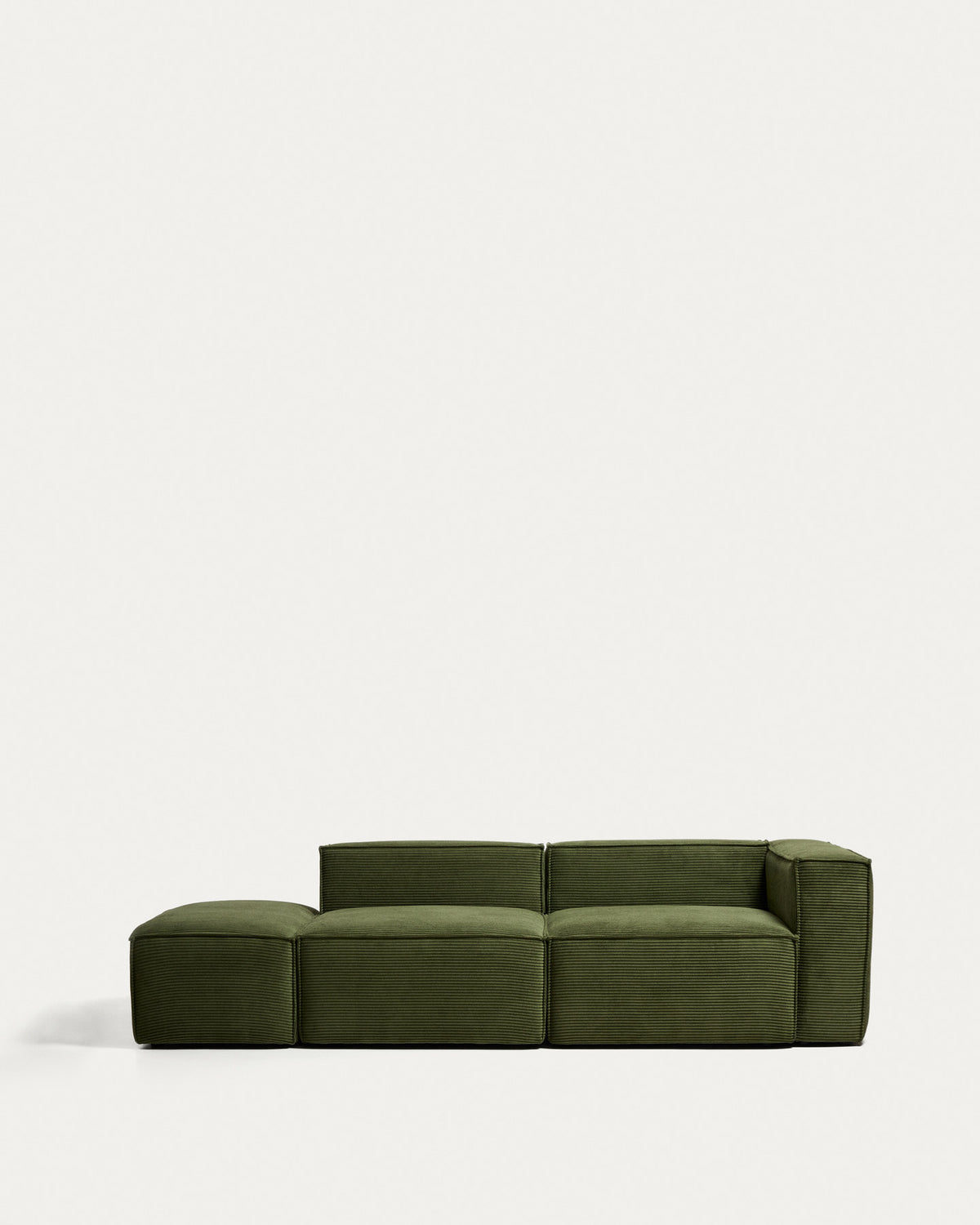 3-Sitzer-Sofa Blok mit Armlehne rechts und Pouf-Randmodul in grobem grünem Cord, 270 cm, FSC Mix Credit in Grün präsentiert im Onlineshop von KAQTU Design AG. 3er Sofa ist von Kave Home