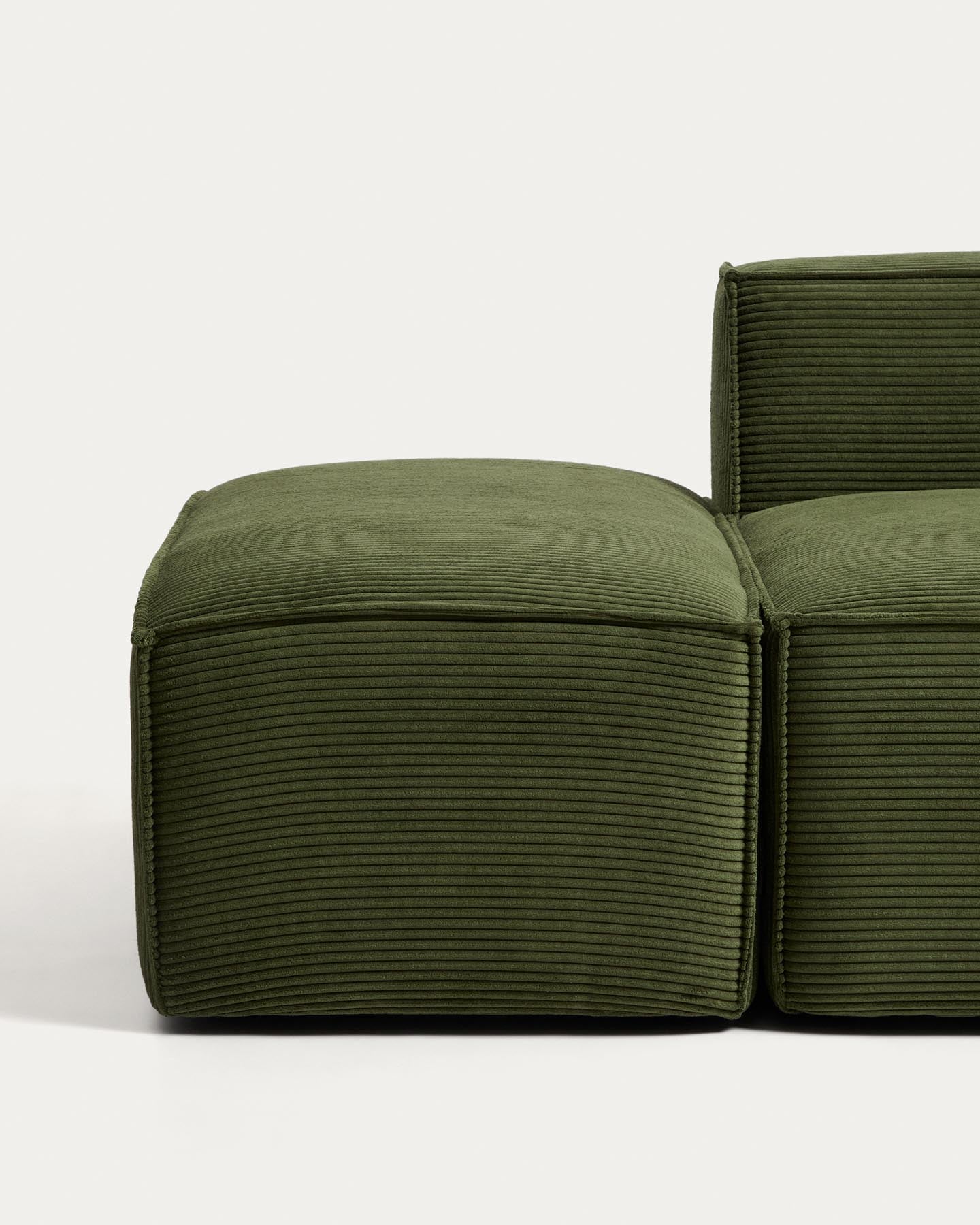 3-Sitzer-Sofa Blok mit Armlehne rechts und Pouf-Randmodul in grobem grünem Cord, 270 cm, FSC Mix Credit in Grün präsentiert im Onlineshop von KAQTU Design AG. 3er Sofa ist von Kave Home