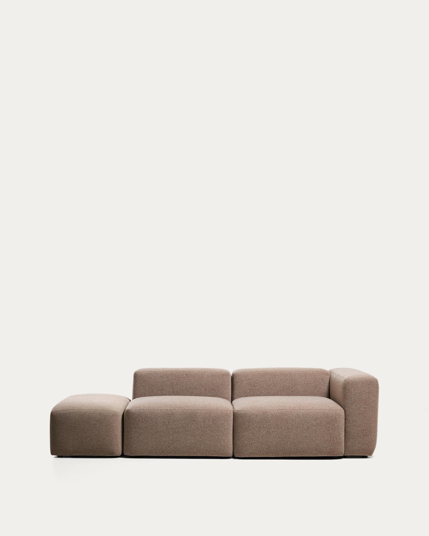 3-Sitzer-Sofa Blok mit Armlehne rechts und Pouf-Randmodul in brauner Chenille, 270 cm, FSC Mix Credit in Taupe präsentiert im Onlineshop von KAQTU Design AG. 3er Sofa ist von Kave Home