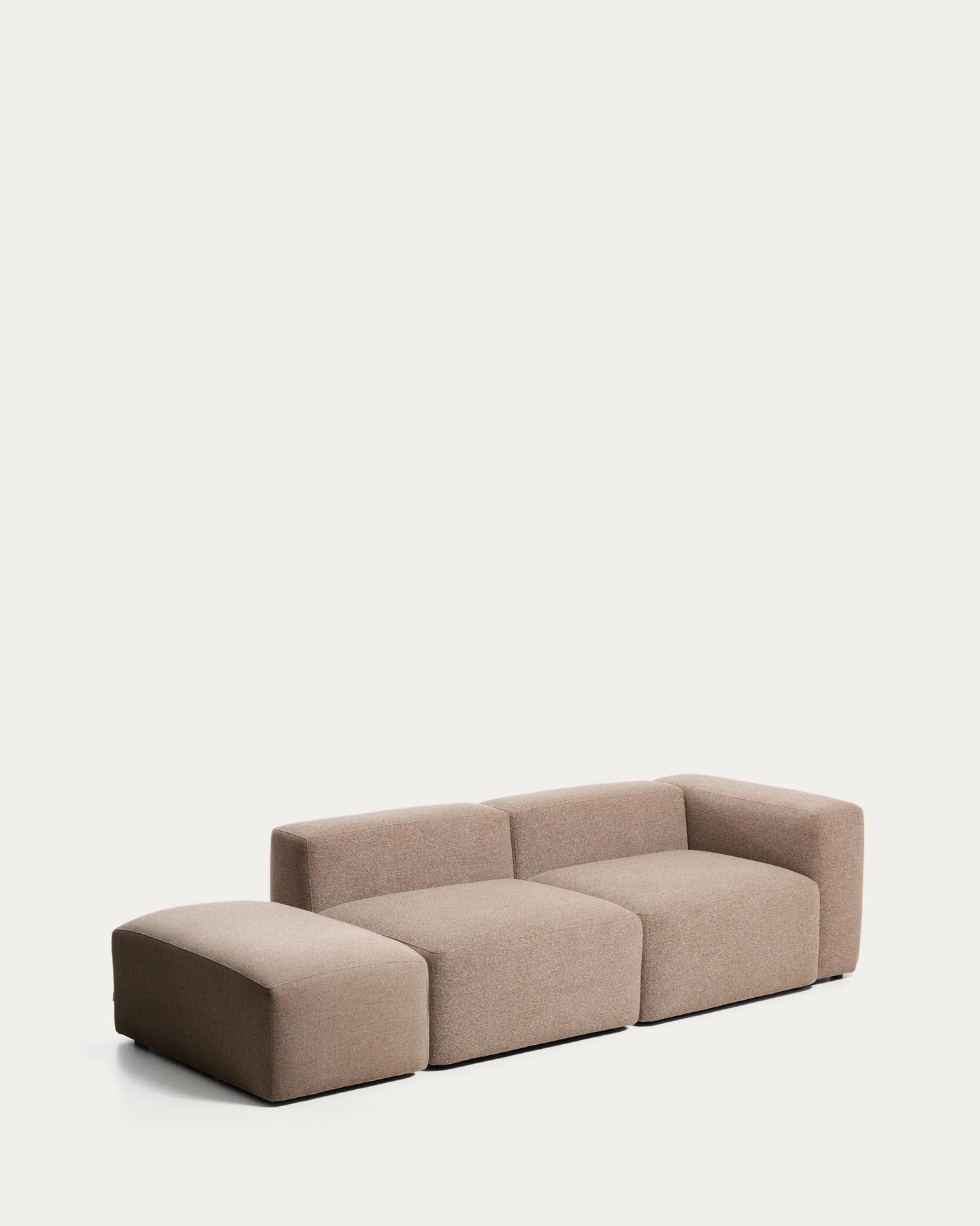 3-Sitzer-Sofa Blok mit Armlehne rechts und Pouf-Randmodul in brauner Chenille, 270 cm, FSC Mix Credit in Taupe präsentiert im Onlineshop von KAQTU Design AG. 3er Sofa ist von Kave Home