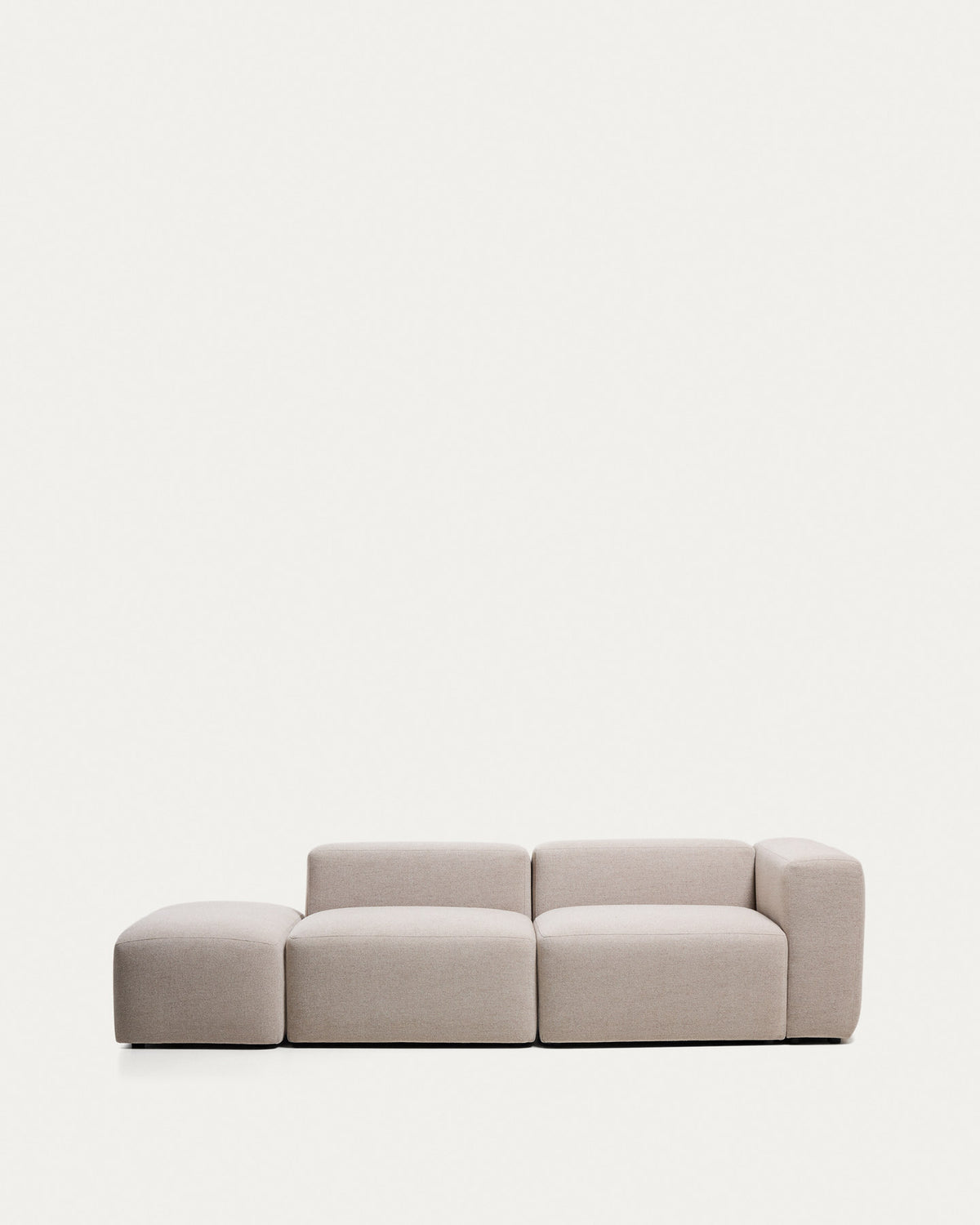 3-Sitzer-Sofa Blok mit Armlehne rechts und Pouf-Randmodul in beiger Chenille, 270 cm, FSC Mix Credit in Beige präsentiert im Onlineshop von KAQTU Design AG. 3er Sofa ist von Kave Home