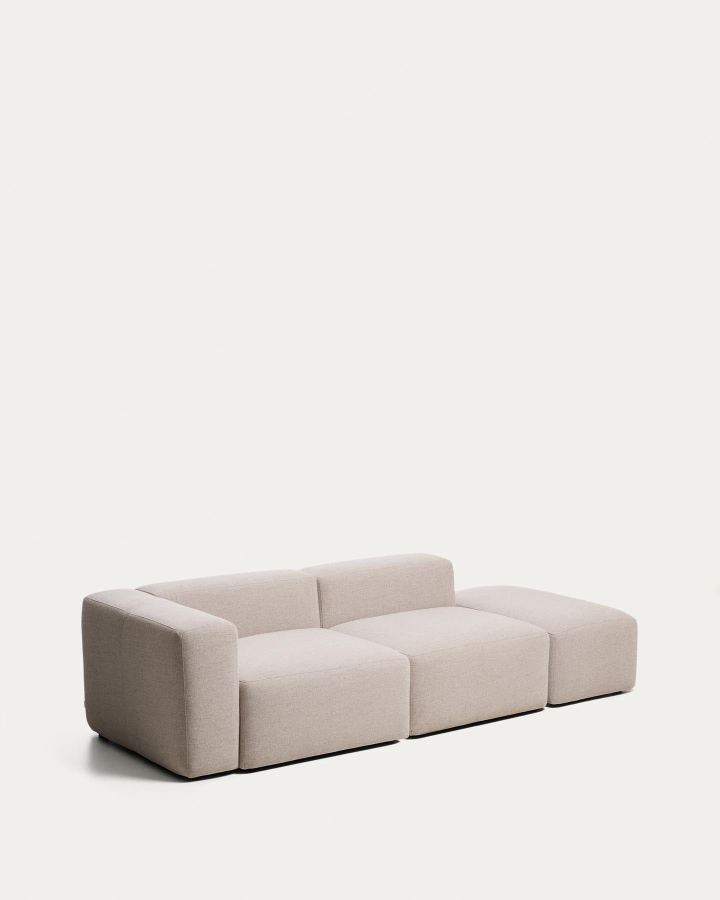 3-Sitzer-Sofa Blok mit Armlehne links und Pouf-Randmodul in beiger Chenille, 270 cm, FSC Mix Credit in Beige präsentiert im Onlineshop von KAQTU Design AG. 3er Sofa ist von Kave Home