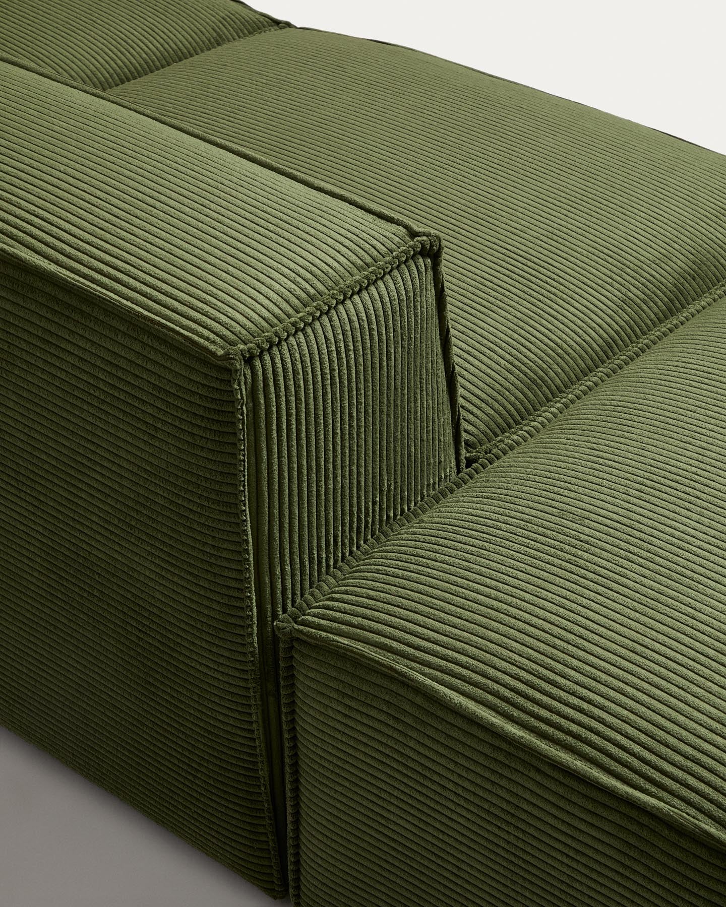 3-Sitzer-Sofa Blok mit Pouf-Randmodul in grobem grünem Cord, 240 cm, FSC Mix Credit in Grün präsentiert im Onlineshop von KAQTU Design AG. 3er Sofa ist von Kave Home