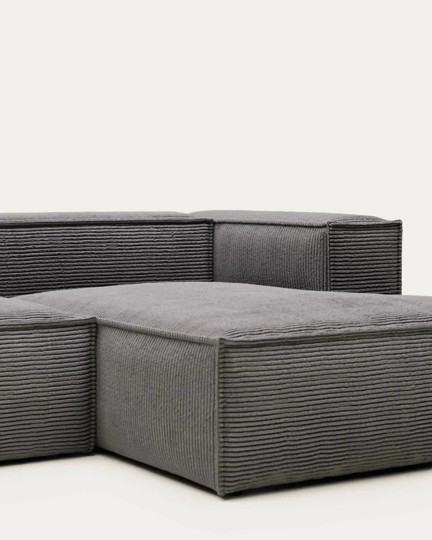 4-Sitzer-Sofa Blok mit dickem, grauen Cord und Chaiselongue rechts 330 cm FSC Mix Credit in Grau präsentiert im Onlineshop von KAQTU Design AG. 4er Sofa ist von Kave Home