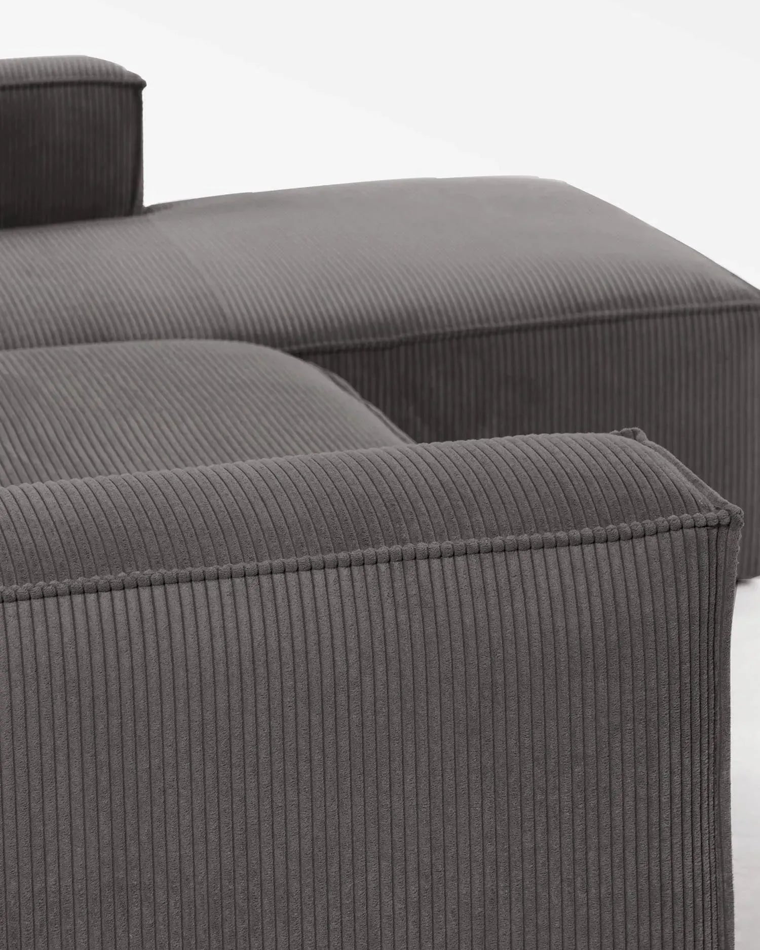 4-Sitzer-Sofa Blok mit dickem, grauen Cord und Chaiselongue rechts 330 cm FSC Mix Credit in Grau präsentiert im Onlineshop von KAQTU Design AG. 4er Sofa ist von Kave Home