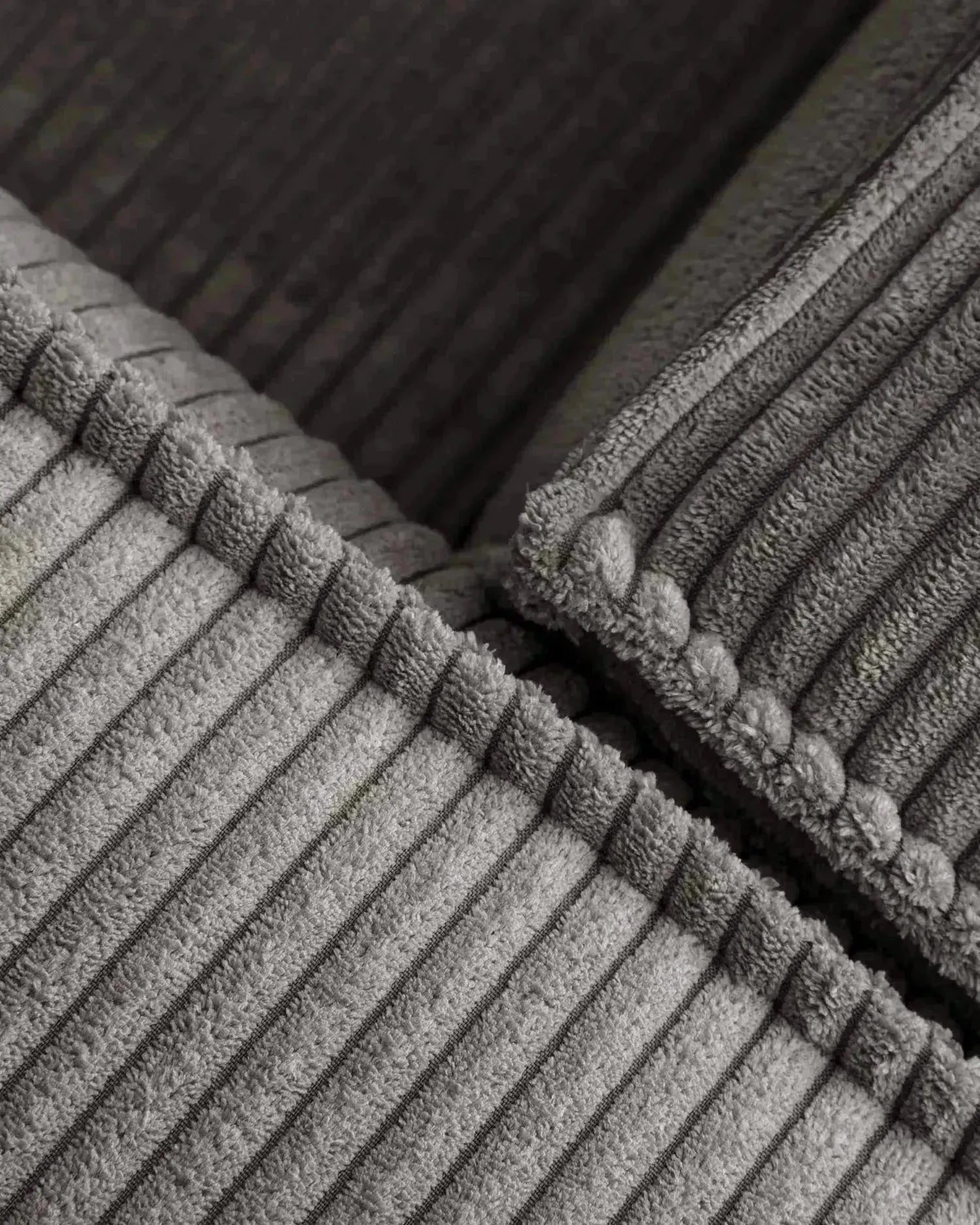 4-Sitzer-Sofa Blok mit dickem, grauen Cord und Chaiselongue rechts 330 cm FSC Mix Credit in Grau präsentiert im Onlineshop von KAQTU Design AG. 4er Sofa ist von Kave Home