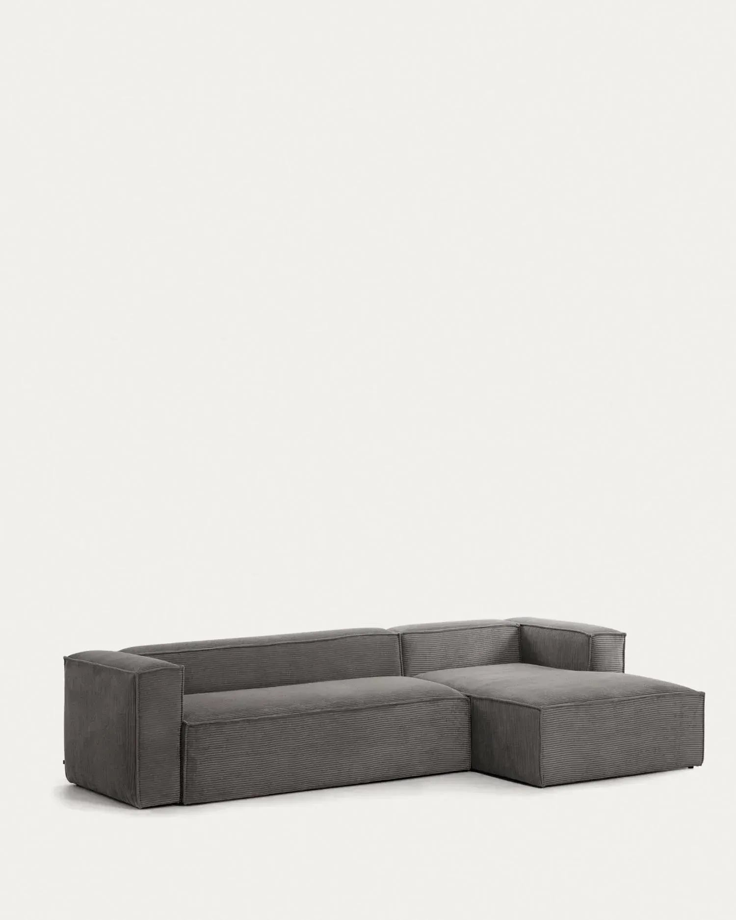 4-Sitzer-Sofa Blok mit dickem, grauen Cord und Chaiselongue rechts 330 cm FSC Mix Credit in Grau präsentiert im Onlineshop von KAQTU Design AG. 4er Sofa ist von Kave Home