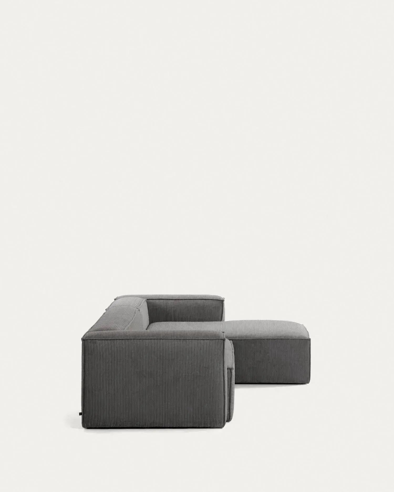 4-Sitzer-Sofa Blok mit dickem, grauen Cord und Chaiselongue rechts 330 cm FSC Mix Credit in Grau präsentiert im Onlineshop von KAQTU Design AG. 4er Sofa ist von Kave Home