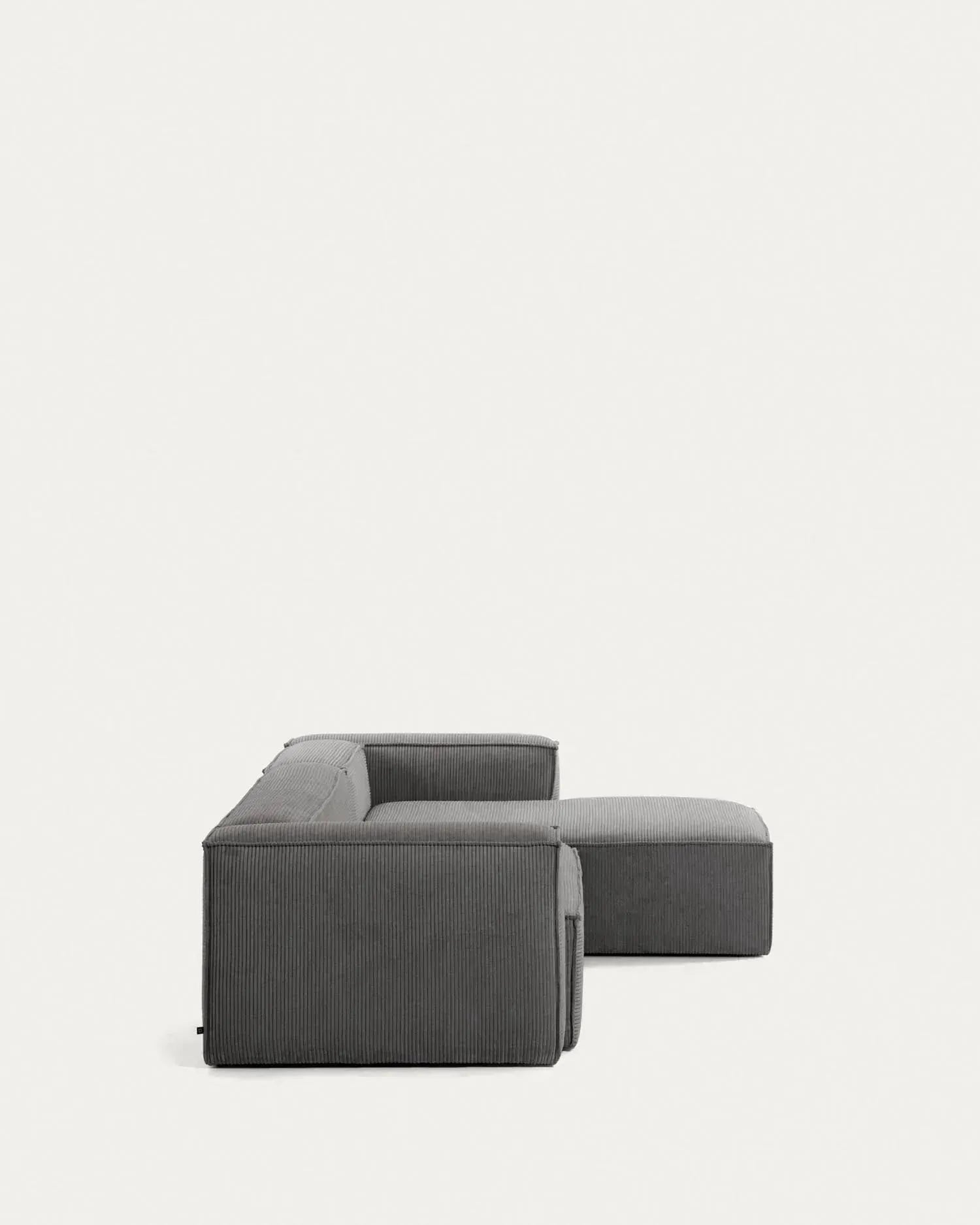 4-Sitzer-Sofa Blok mit dickem, grauen Cord und Chaiselongue rechts 330 cm FSC Mix Credit in Grau präsentiert im Onlineshop von KAQTU Design AG. 4er Sofa ist von Kave Home