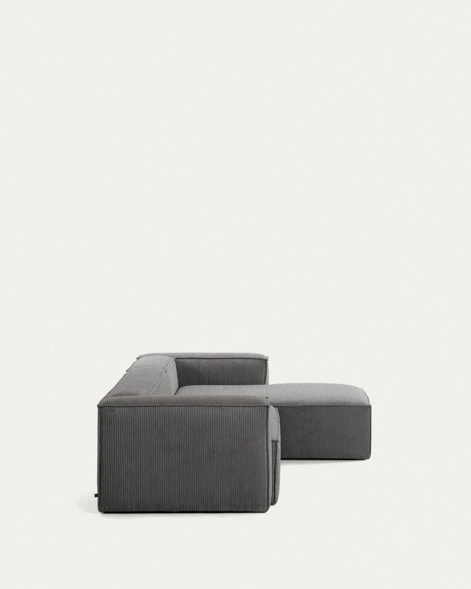 4-Sitzer-Sofa Blok mit dickem, grauen Cord und Chaiselongue rechts 330 cm FSC Mix Credit in Grau präsentiert im Onlineshop von KAQTU Design AG. 4er Sofa ist von Kave Home