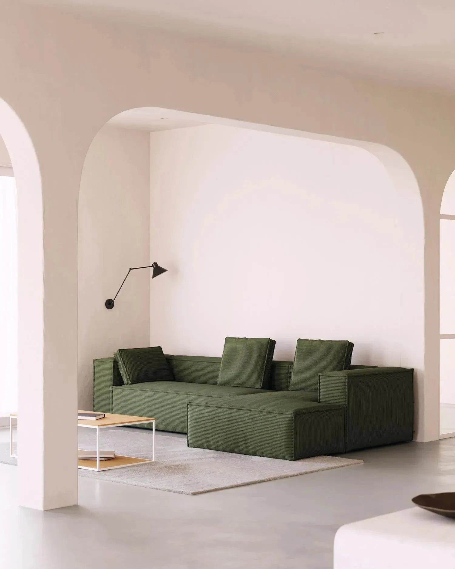 4-Sitzer-Sofa Blok mit dickem, grauen Cord und Chaiselongue rechts 330 cm FSC Mix Credit in Grau präsentiert im Onlineshop von KAQTU Design AG. 4er Sofa ist von Kave Home