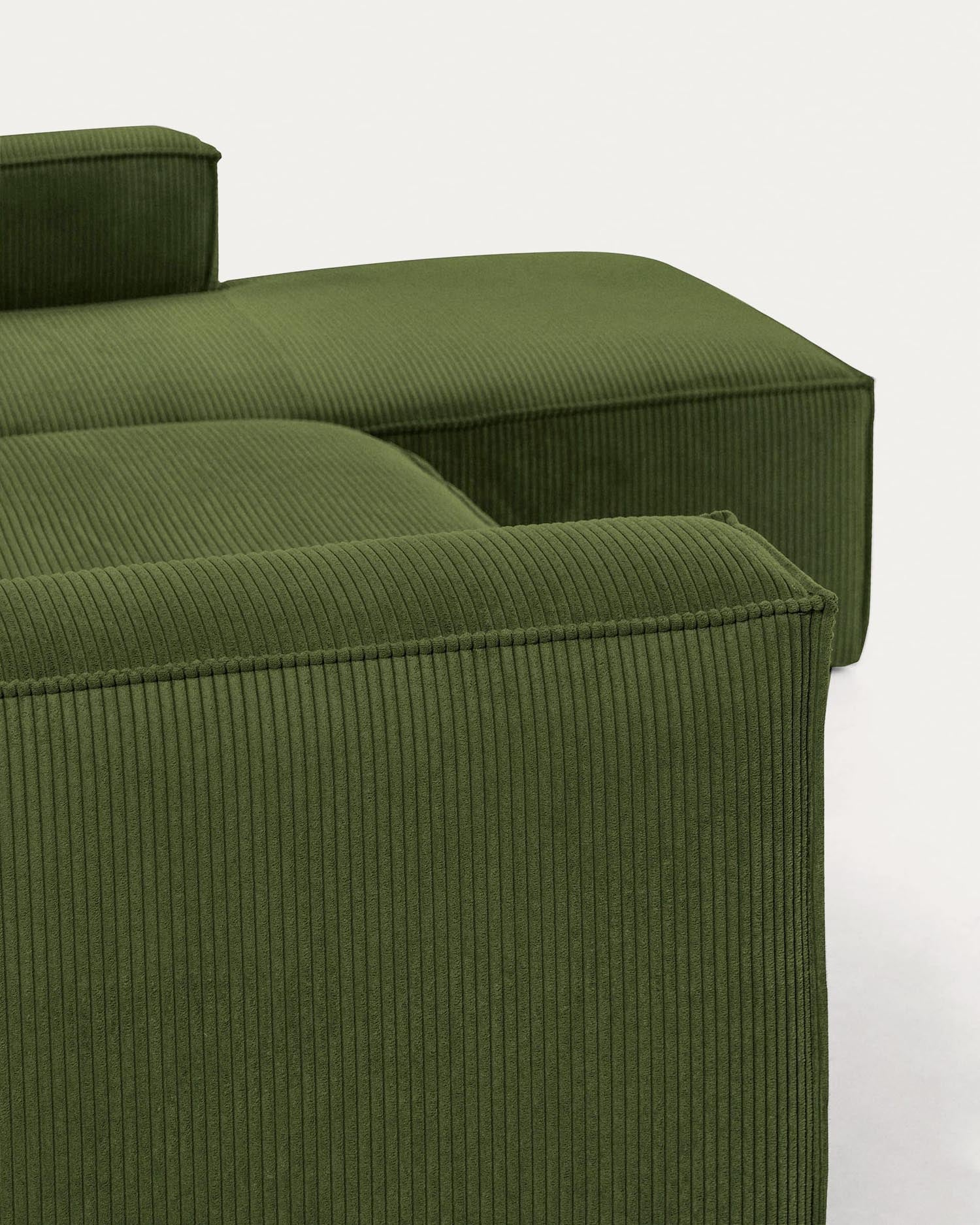 Modernes 4-Sitzer-Sofa mit rechter Chaiselongue, grünem Cordstoff, 330 cm breit, FSC-zertifiziert, von Kave Home.