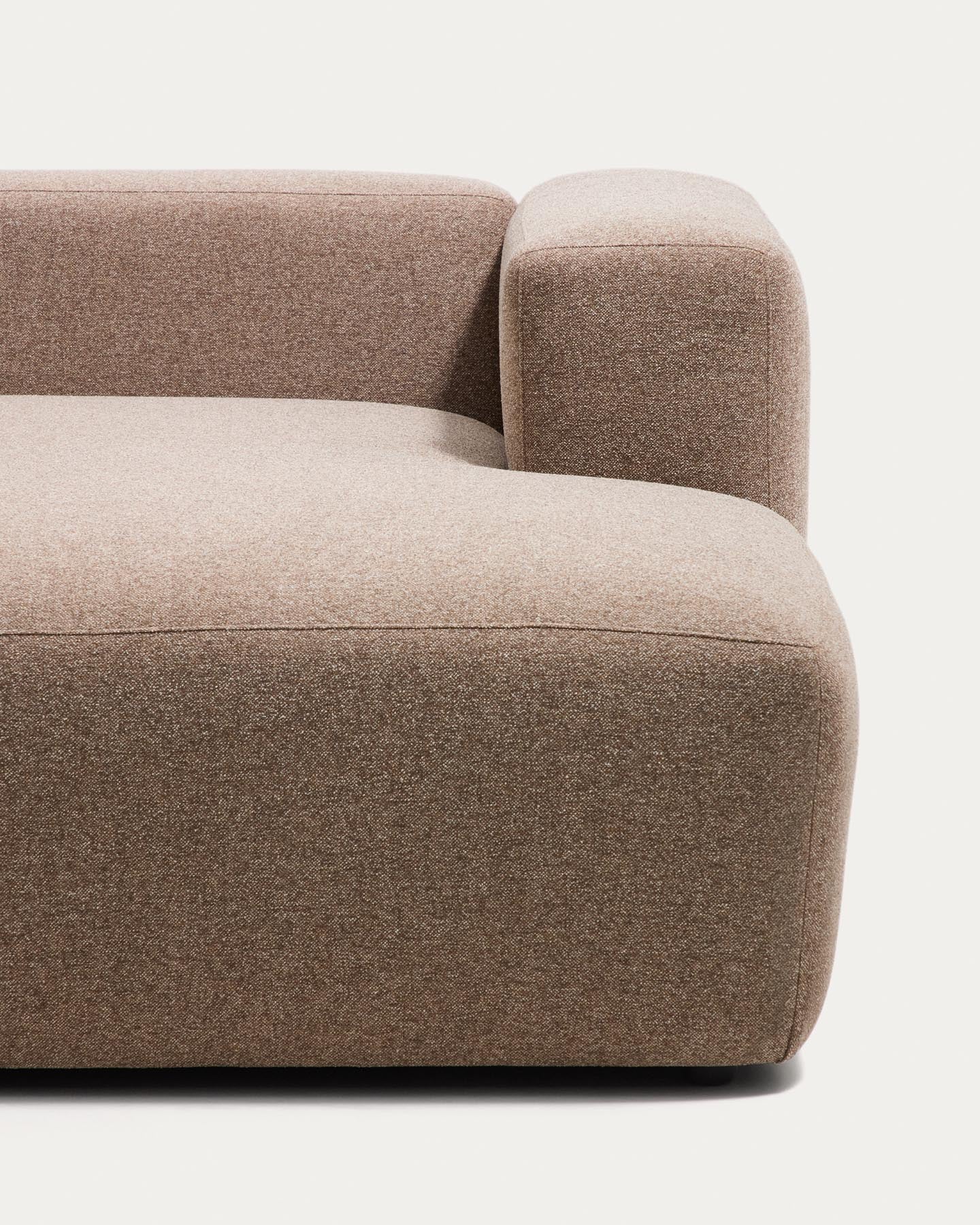 4-Sitzer-Sofa Blok mit Chaiselongue rechts in brauner Chenille, 330 cm, FSC Mix Credit in Taupe präsentiert im Onlineshop von KAQTU Design AG. L-Sofa rechts ist von Kave Home