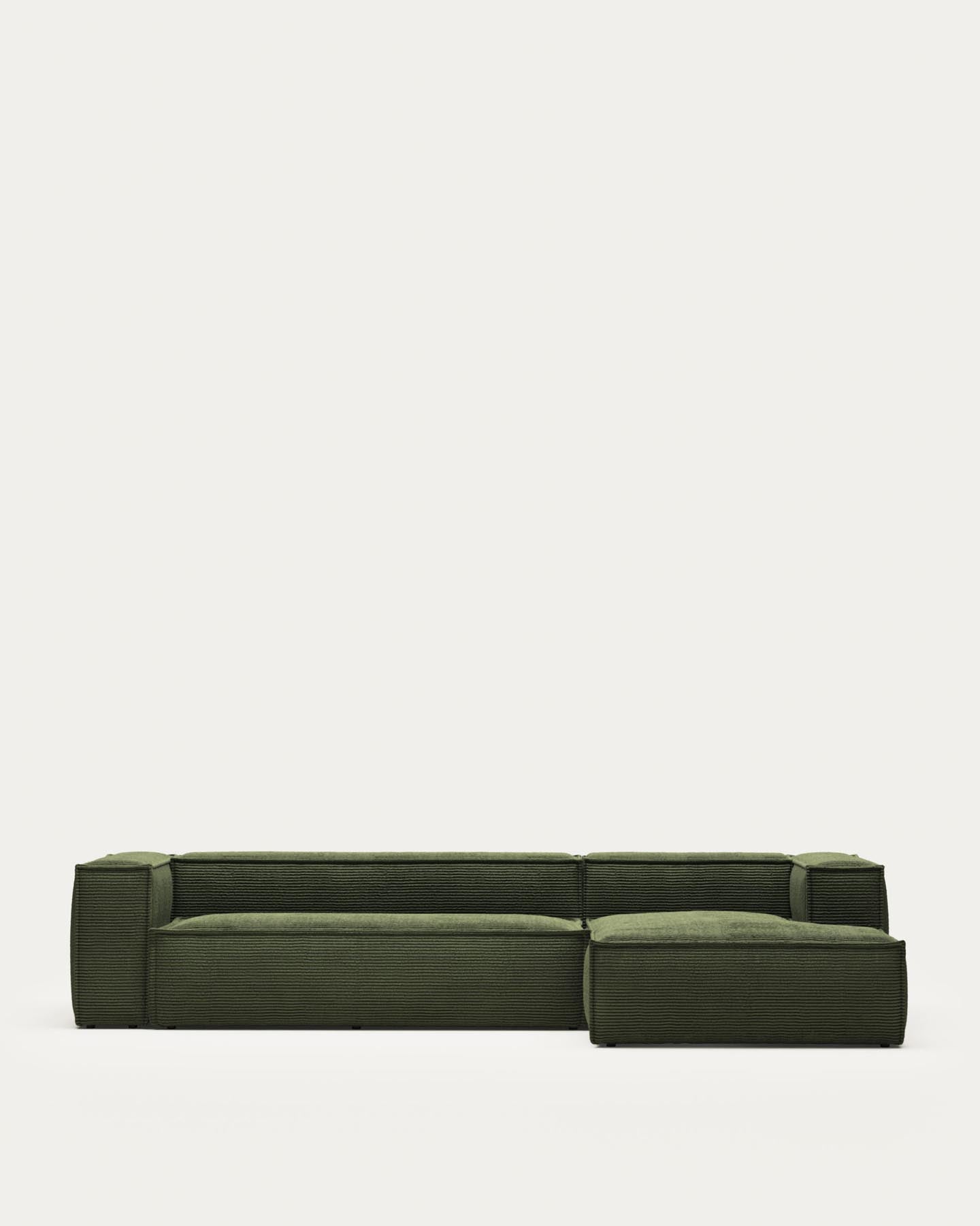 4-Sitzer-Sofa Blok mit Chaiselongue rechts, schwer entflammbar mit dickem, grünen Cord, 330 cm, FSC Mix Credit in Grün präsentiert im Onlineshop von KAQTU Design AG. 4er Sofa ist von Kave Home