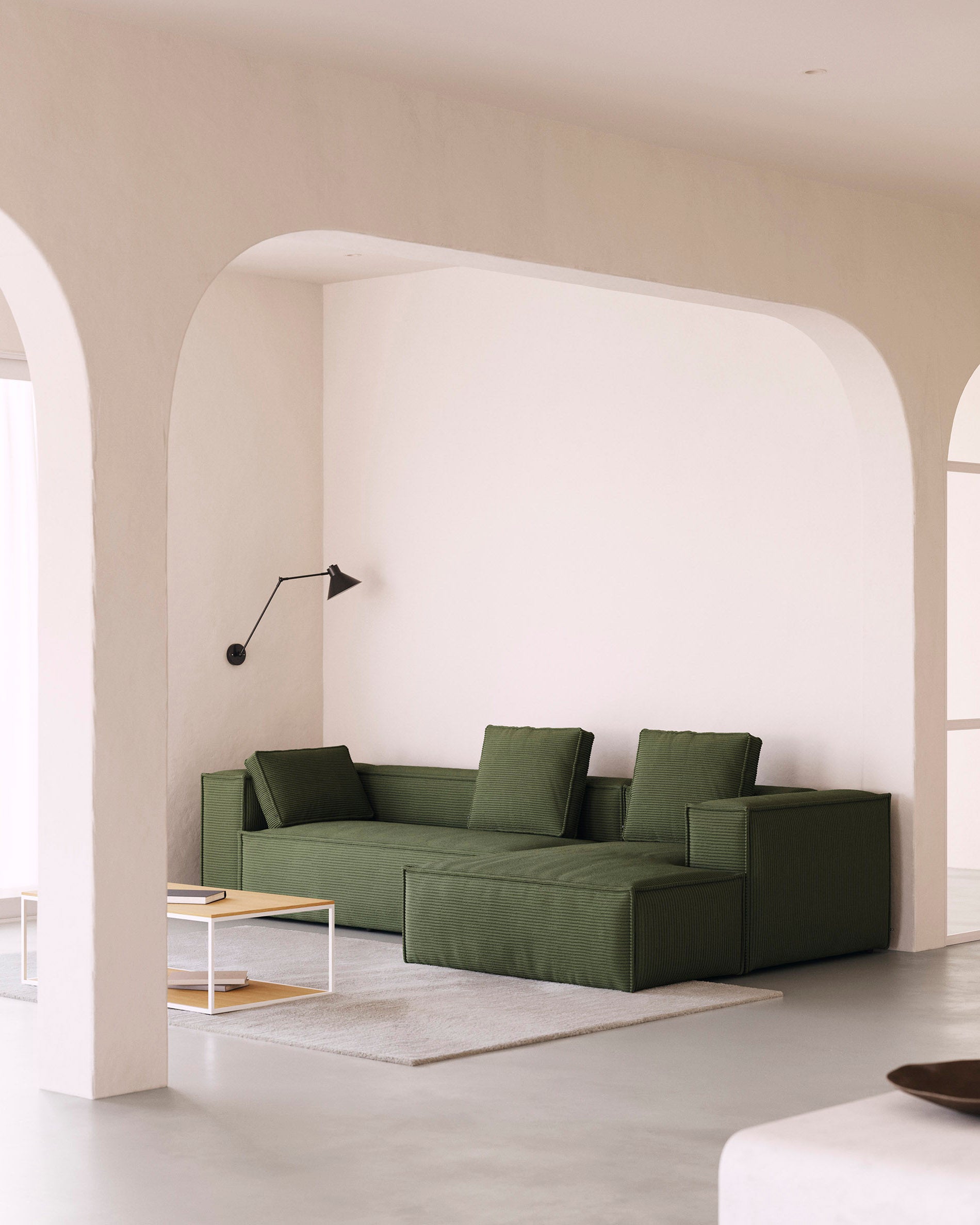 4-Sitzer-Sofa Blok mit Chaiselongue rechts, schwer entflammbar mit dickem, grünen Cord, 330 cm, FSC Mix Credit in Grün präsentiert im Onlineshop von KAQTU Design AG. 4er Sofa ist von Kave Home