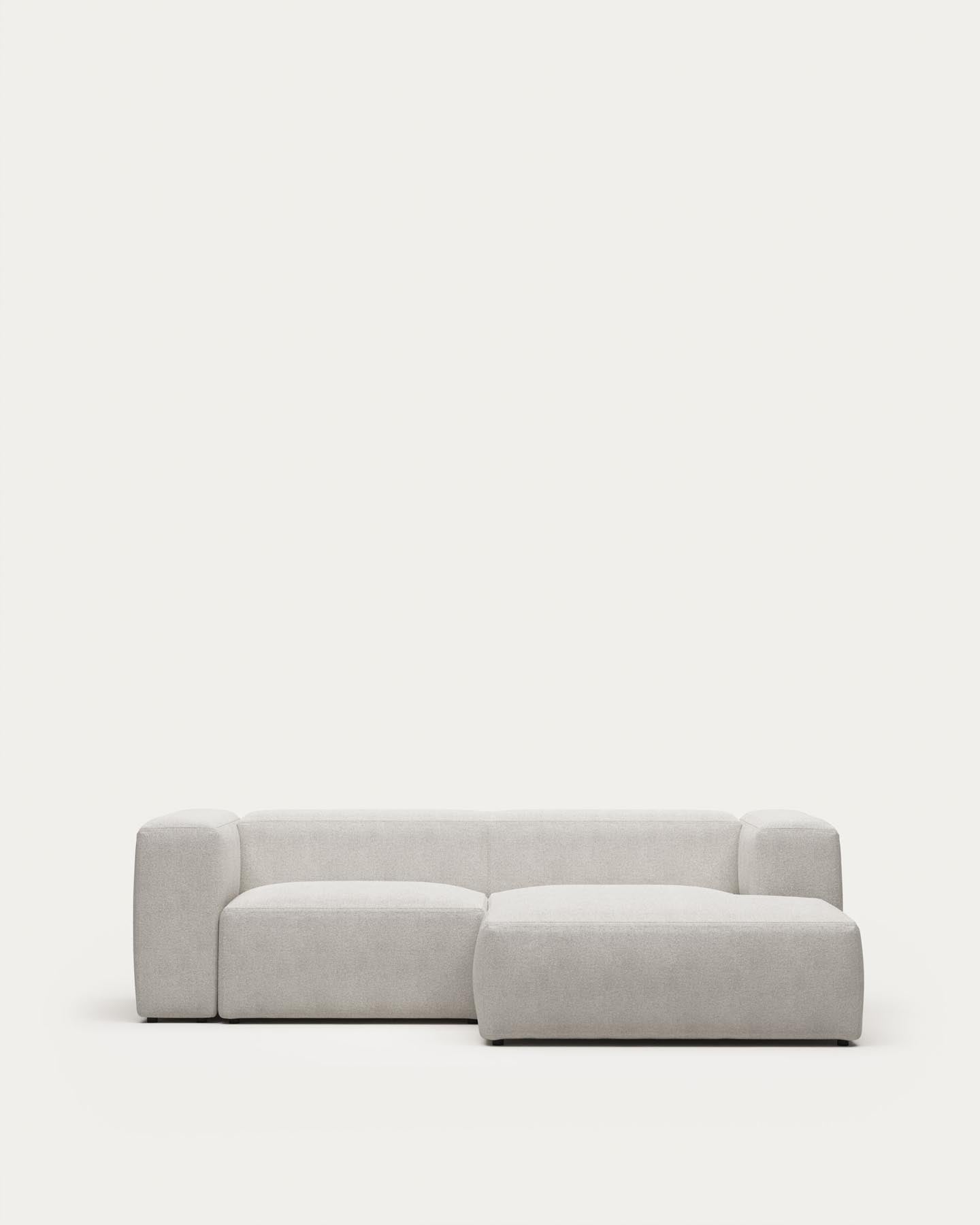 2-Sitzer-Sofa Blok mit Chaiselongue rechts, schwer entflammbar mit weissem Lammfellimitat, 240 cm, FSC Mix Credit in Grau präsentiert im Onlineshop von KAQTU Design AG. 2er Sofa ist von Kave Home