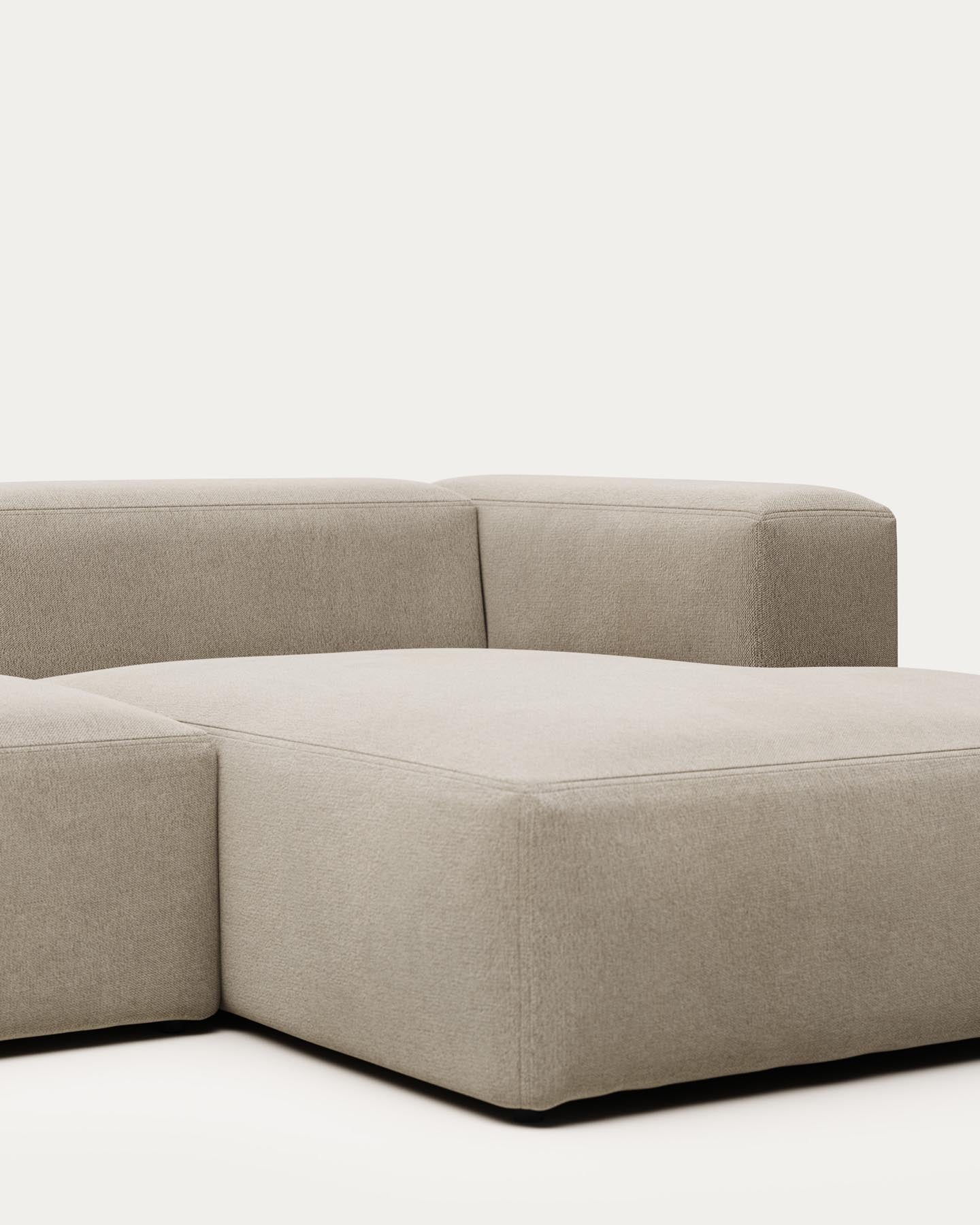 2-Sitzer-Sofa Blok mit Chaiselongue rechts, schwer entflammbar mit beiger Chenille, 240 cm in Beige präsentiert im Onlineshop von KAQTU Design AG. 2er Sofa ist von Kave Home