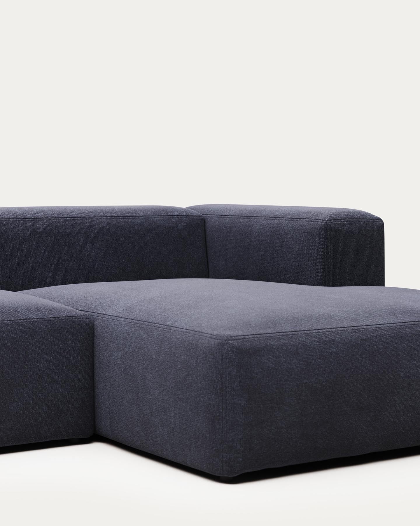 2-Sitzer-Sofa Blok mit Chaiselongue rechts, schwer entflammbar mit blauer Chenille, 240 cm in Blau präsentiert im Onlineshop von KAQTU Design AG. 2er Sofa ist von Kave Home