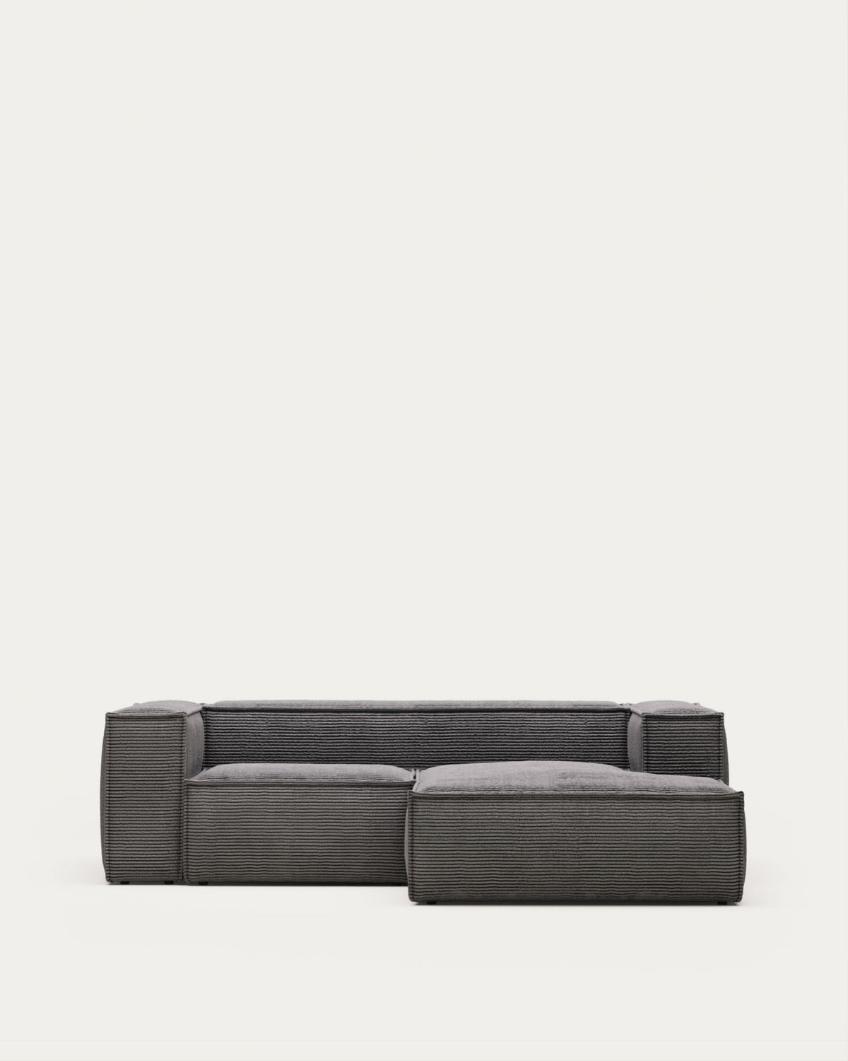 2-Sitzer-Sofa Blok mit dickem, grauen Cord und Chaiselongue rechts 240 cm FSC Mix Credit in Grau präsentiert im Onlineshop von KAQTU Design AG. L-Sofa rechts ist von Kave Home