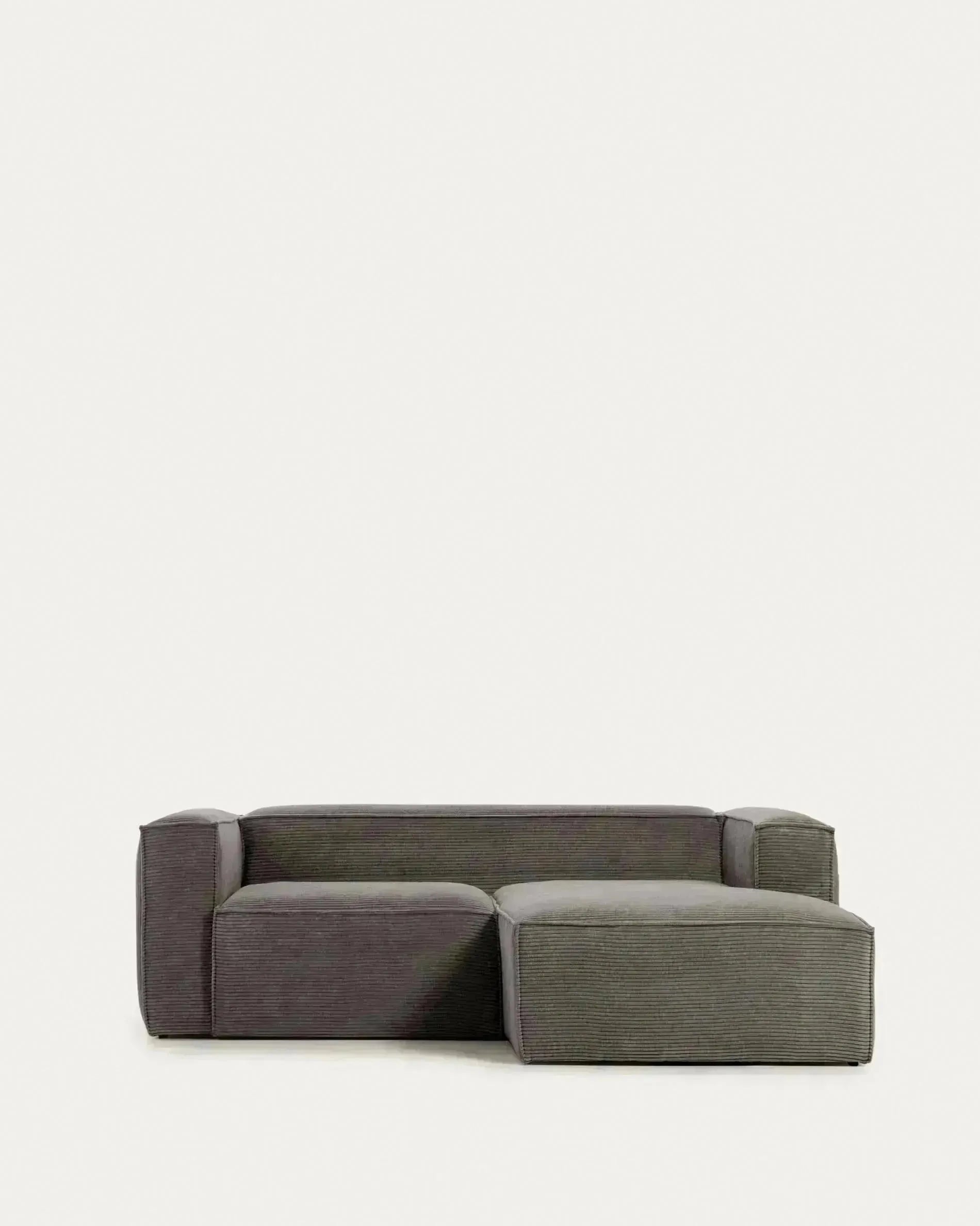 Elegantes 2-Sitzer-Sofa mit rechter Chaiselongue in grauem Cord, 240 cm breit, FSC-zertifiziert, für stilvollen Komfort.