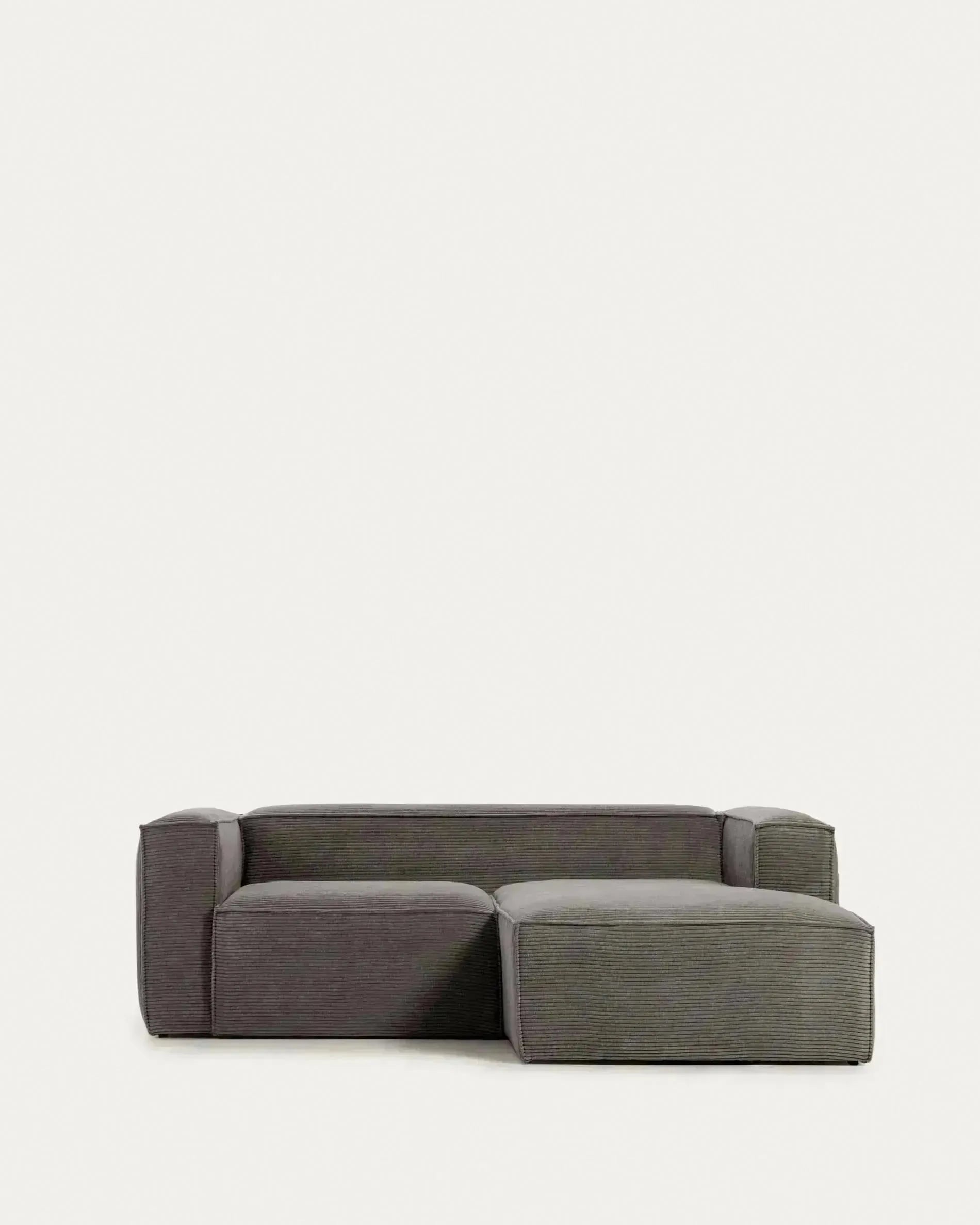 Elegantes 2-Sitzer-Sofa mit rechter Chaiselongue in grauem Cord, 240 cm breit, FSC-zertifiziert, für stilvollen Komfort.