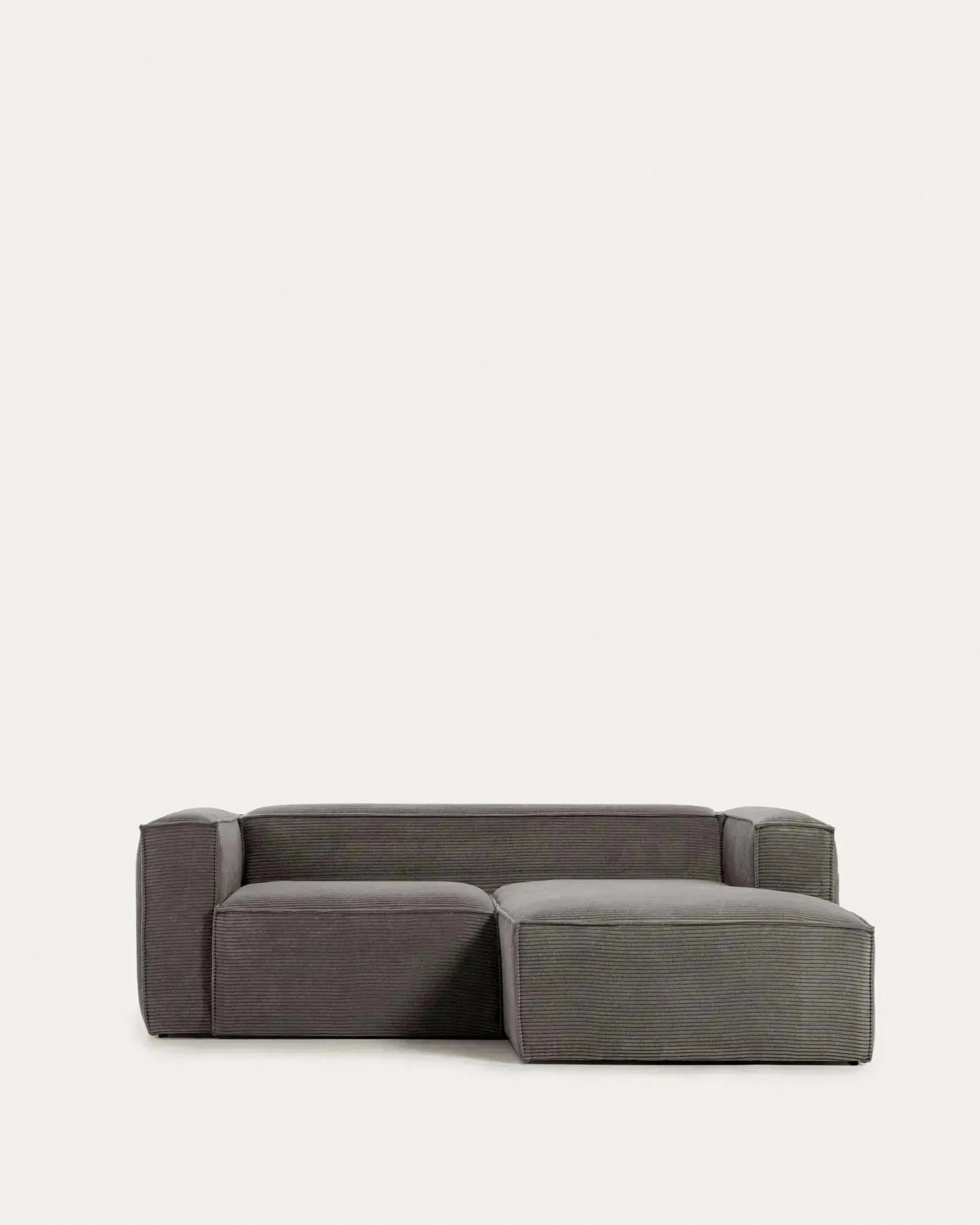 Elegantes 2-Sitzer-Sofa mit rechter Chaiselongue in grauem Cord, 240 cm breit, FSC-zertifiziert, für stilvollen Komfort.