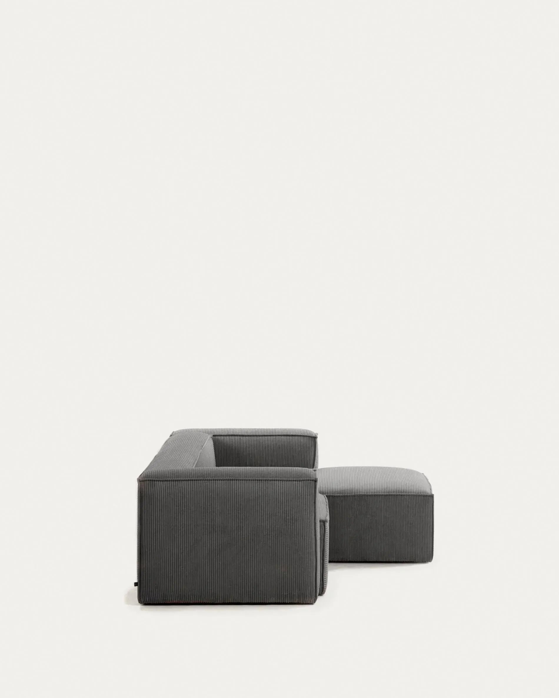 Elegantes 2-Sitzer-Sofa mit Chaiselongue rechts, breiter grauer Cordbezug, 240 cm, FSC-zertifiziert, von Kave Home.