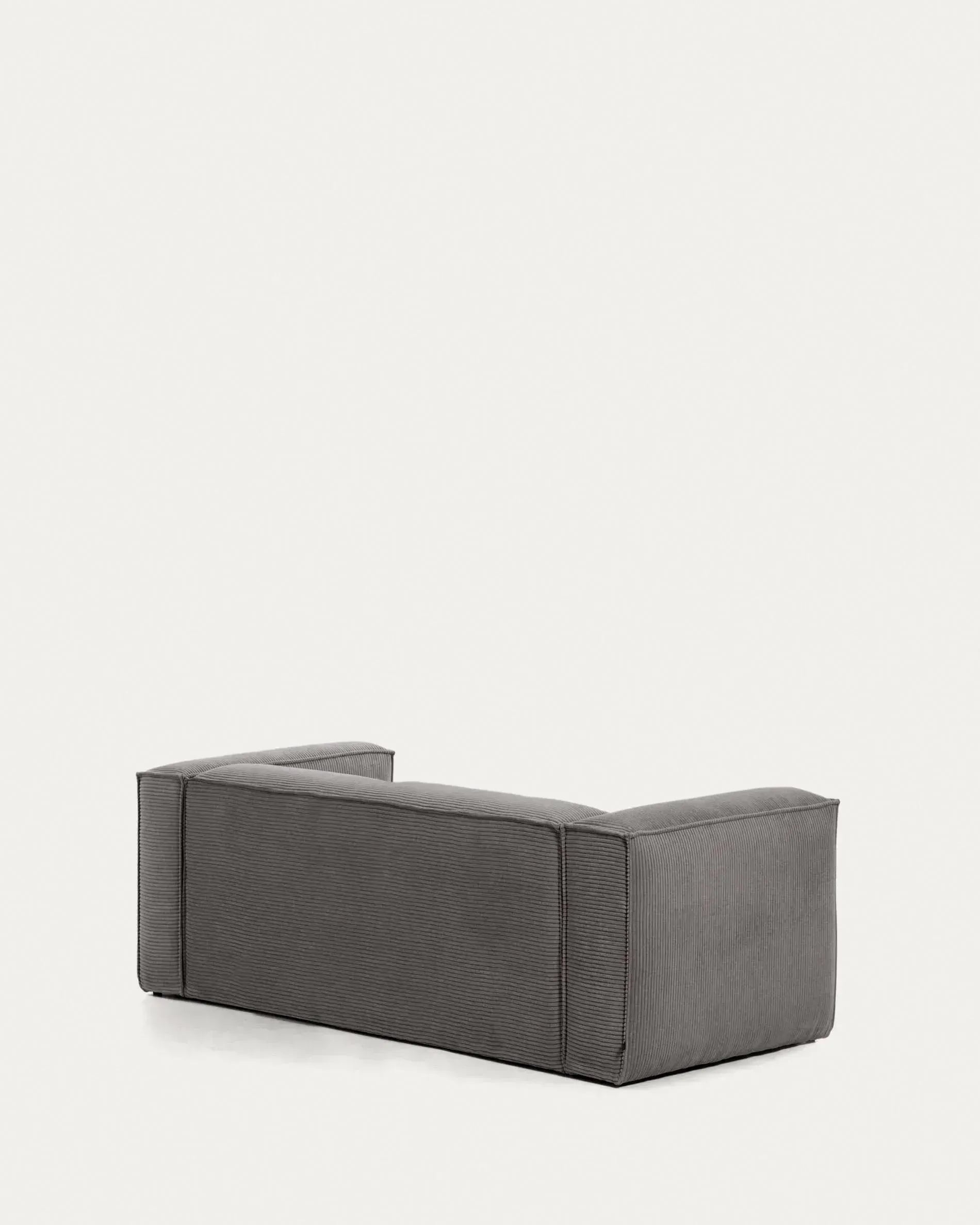Modernes 2-Sitzer-Sofa mit rechter Chaiselongue, grauer Cordbezug, 240 cm breit, FSC-zertifiziert, von Kave Home.