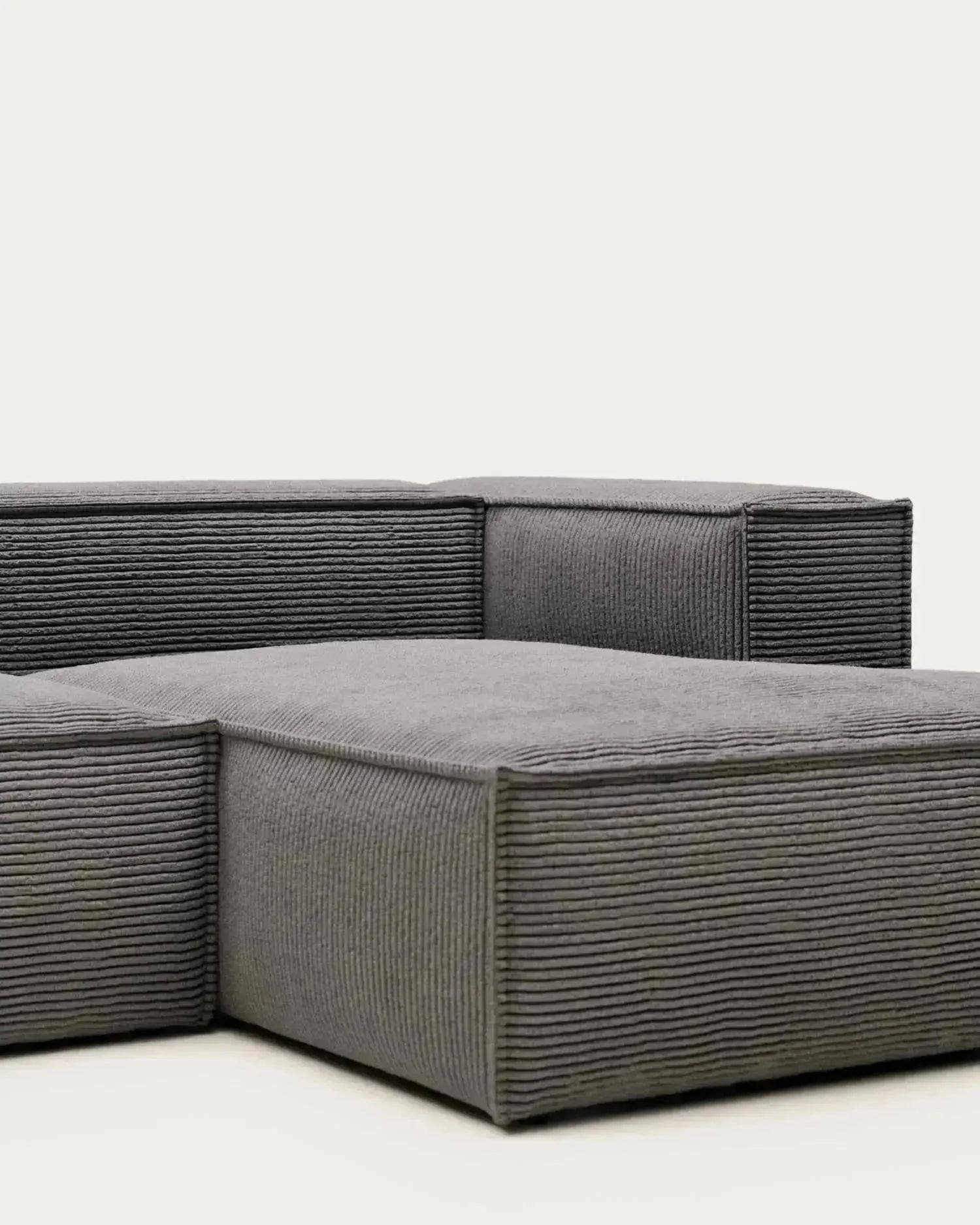 Elegantes 2-Sitzer-Sofa mit rechter Chaiselongue, grauer Cordstoff, 240 cm, FSC-zertifiziert, von Kave Home.