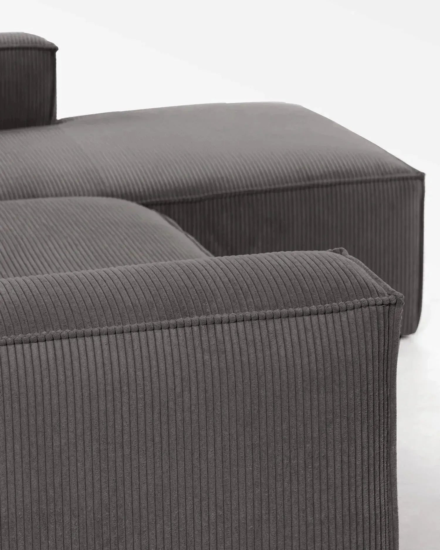 Modernes 2-Sitzer-Sofa mit rechter Chaiselongue, grauer Cordbezug, 240 cm breit, FSC-zertifiziert, von Kave Home.