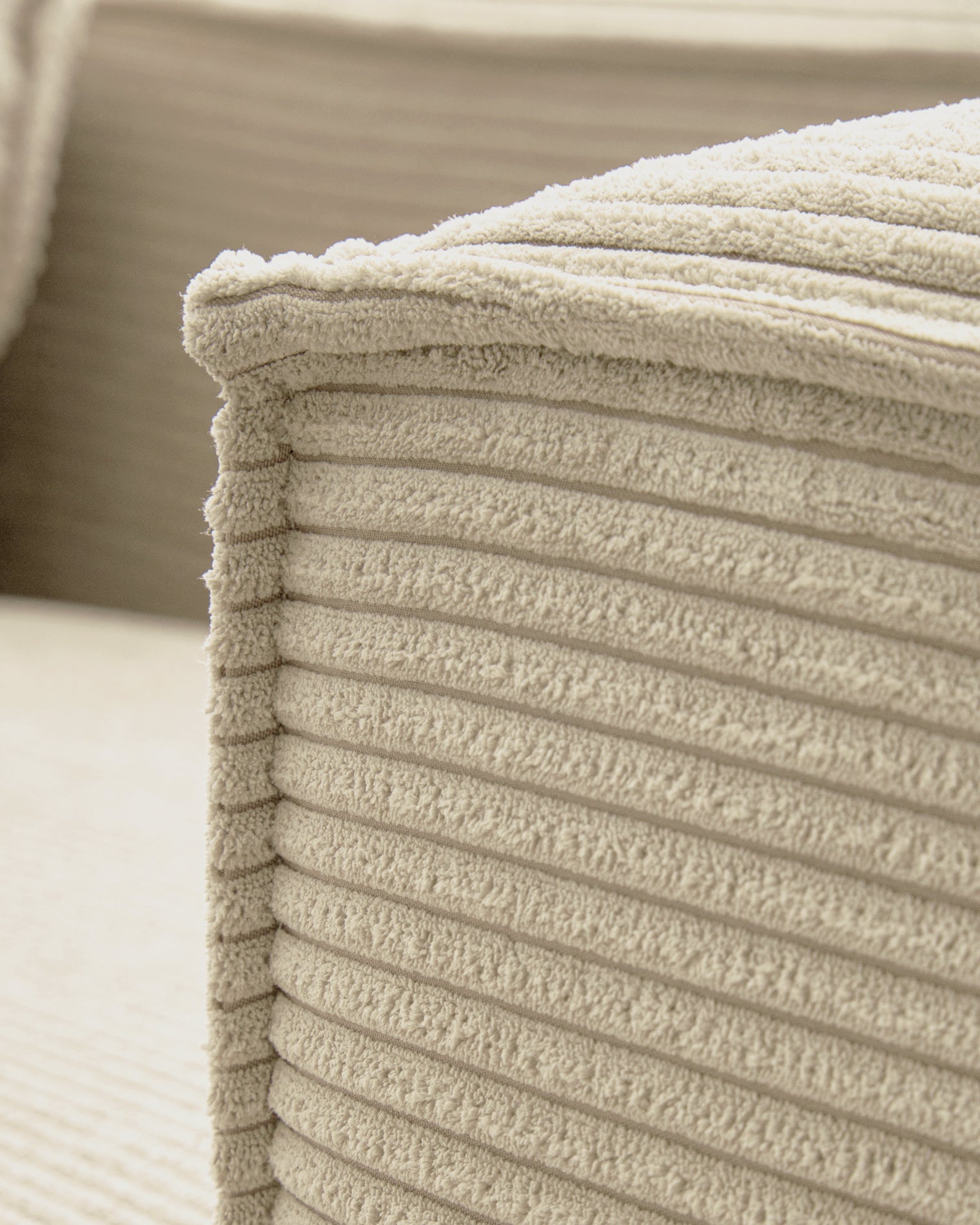 Stylisches 2-Sitzer-Sofa Blok in natürlichem Cord, mit komfortabler Chaiselongue rechts, ideal für moderne Wohnräume.