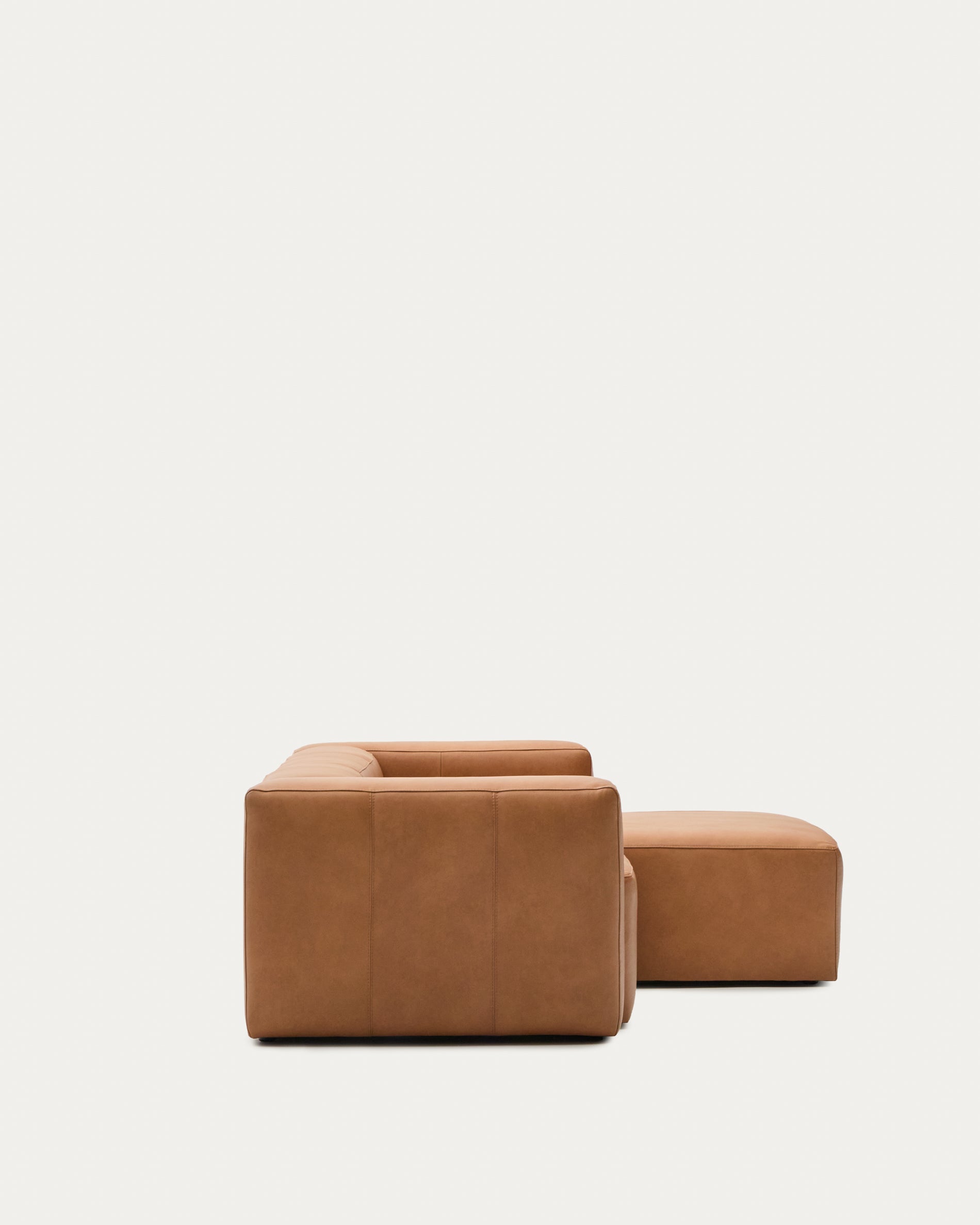 Sofa Blok aus braunem Leder 2-Sitzer Chaiselongue rechts 240 cm in Braun präsentiert im Onlineshop von KAQTU Design AG. 2er Sofa ist von Kave Home