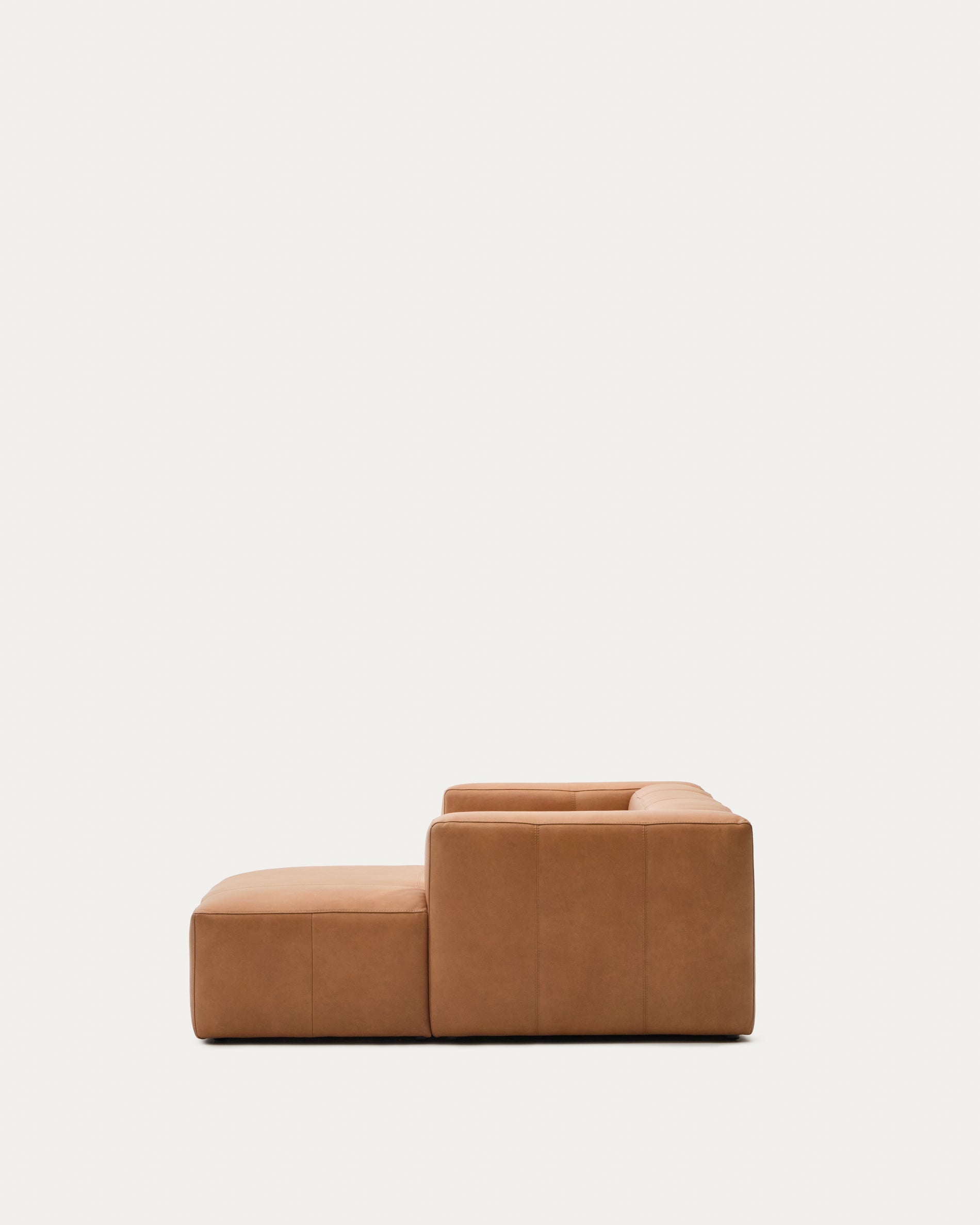 Sofa Blok aus braunem Leder 2-Sitzer Chaiselongue rechts 240 cm in Braun präsentiert im Onlineshop von KAQTU Design AG. 2er Sofa ist von Kave Home