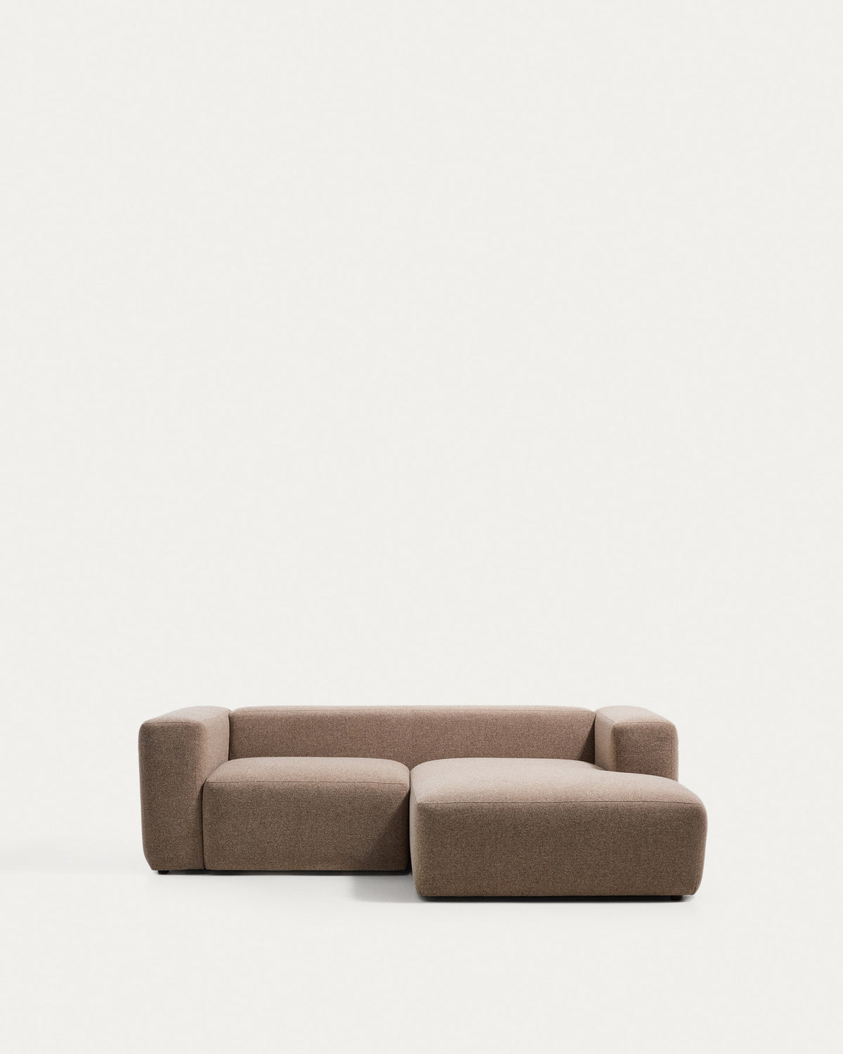 2-Sitzer-Sofa Blok mit Chaiselongue rechts in brauner Chenille, 240 cm, FSC Mix Credit in Taupe präsentiert im Onlineshop von KAQTU Design AG. L-Sofa rechts ist von Kave Home
