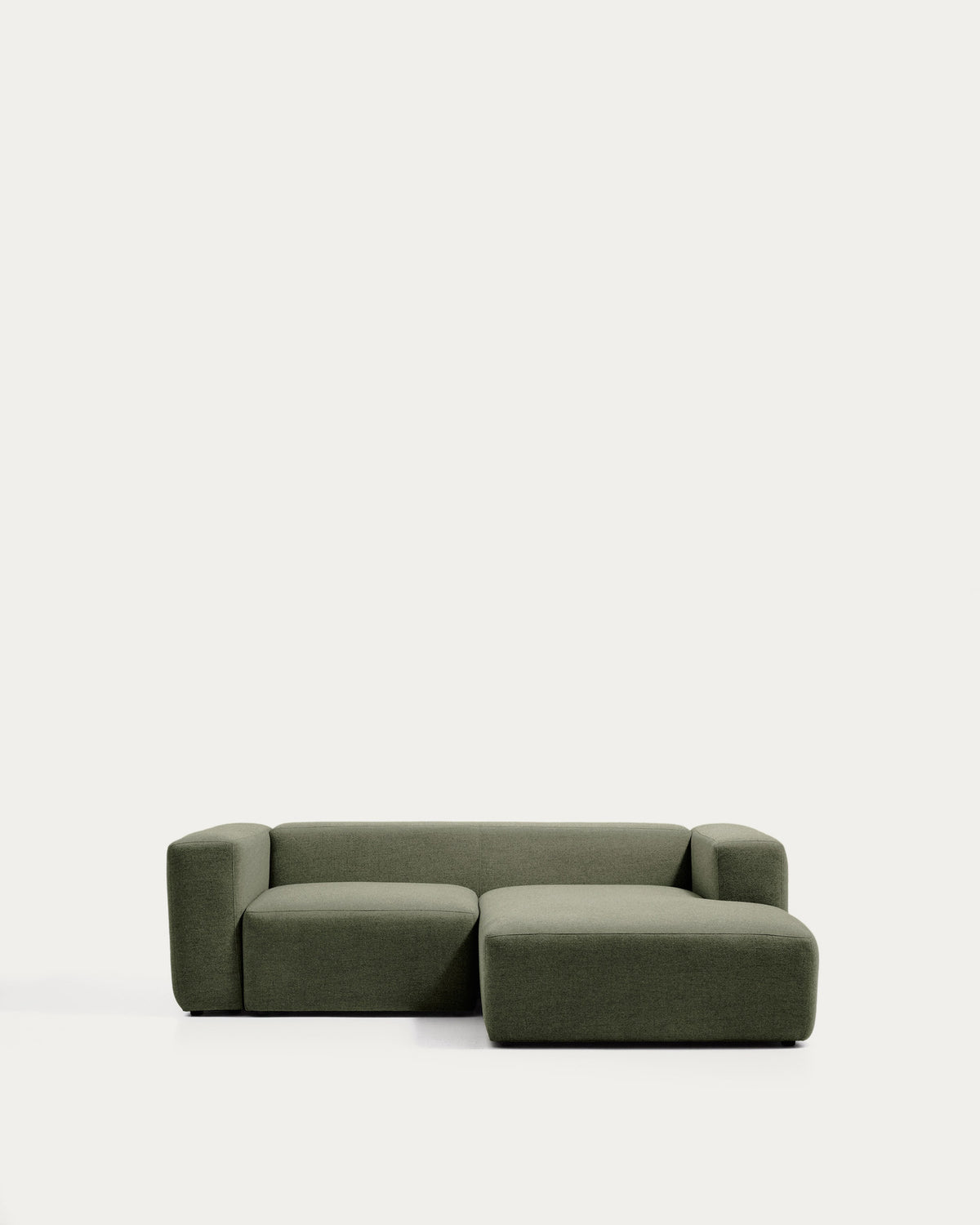 2-Sitzer-Sofa Blok mit Chaiselongue rechts in moosgrüner Chenille, 240 cm, FSC Mix Credit in Grün präsentiert im Onlineshop von KAQTU Design AG. L-Sofa rechts ist von Kave Home