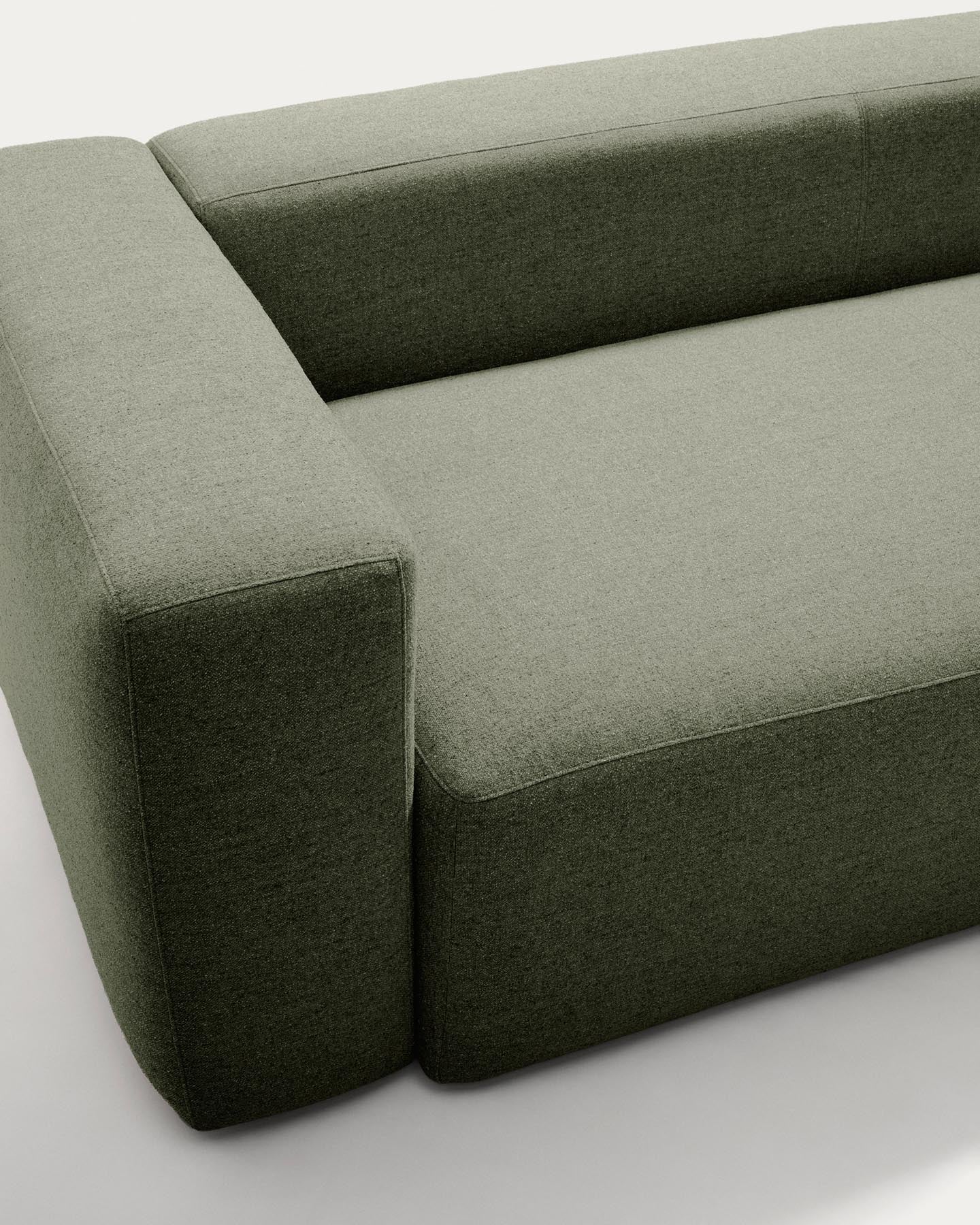 2-Sitzer-Sofa Blok mit Chaiselongue rechts in moosgrüner Chenille, 240 cm, FSC Mix Credit in Grün präsentiert im Onlineshop von KAQTU Design AG. L-Sofa rechts ist von Kave Home