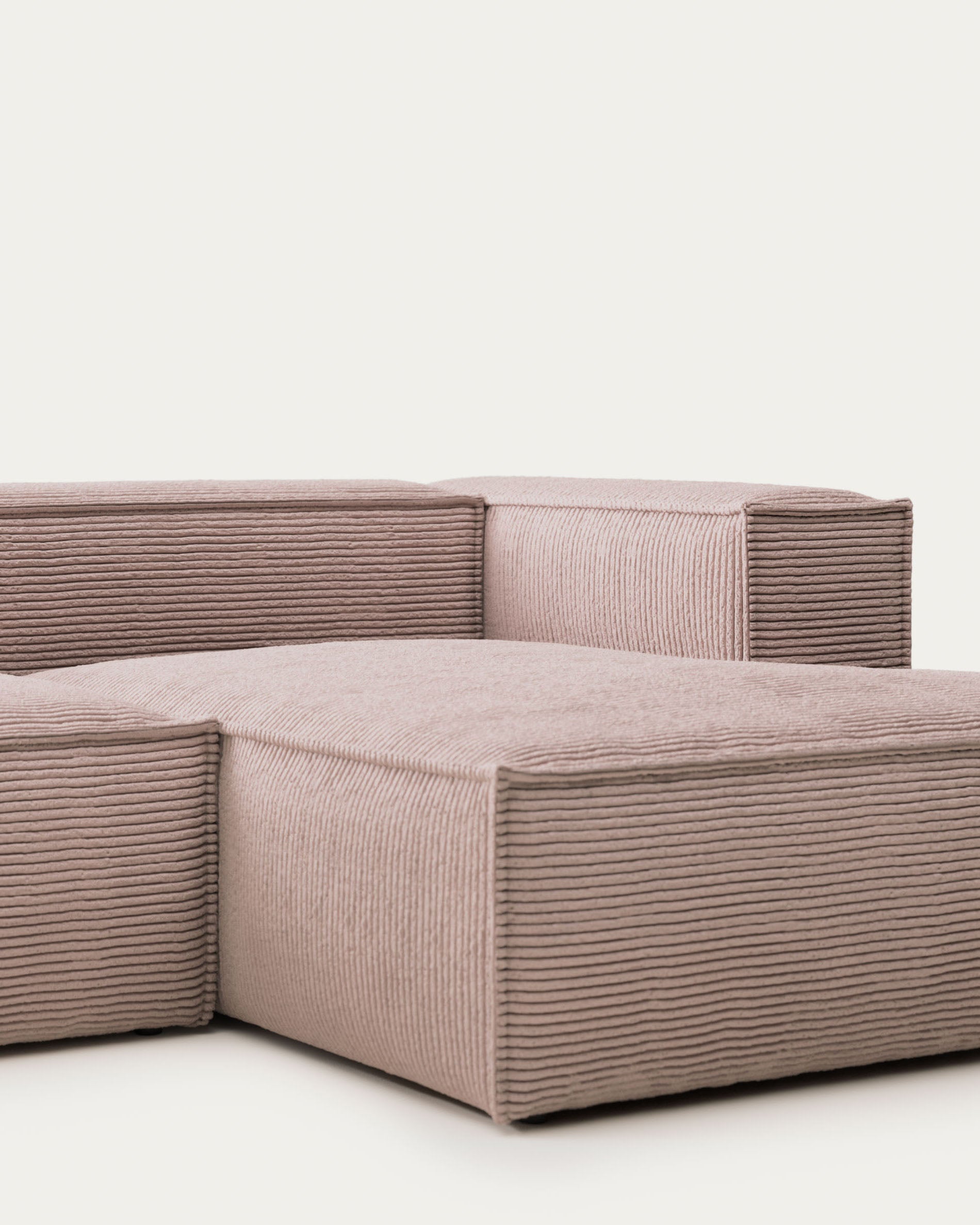 2-Sitzer-Sofa Blok mit Chaiselongue rechts, schwer entflammbar mit dickem, rosafarbenem Cord, 240 cm, FSC Mix Credit in Rosa präsentiert im Onlineshop von KAQTU Design AG. 2er Sofa ist von Kave Home