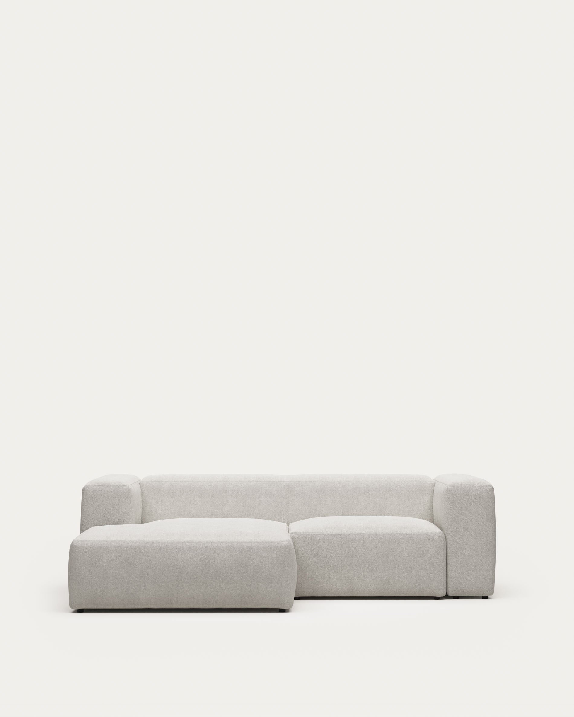 2-Sitzer-Sofa Blok mit Chaiselongue links, schwer entflammbar mit weissem Lammfellimitat, 240 cm, FSC Mix Credit in Grau präsentiert im Onlineshop von KAQTU Design AG. 2er Sofa ist von Kave Home
