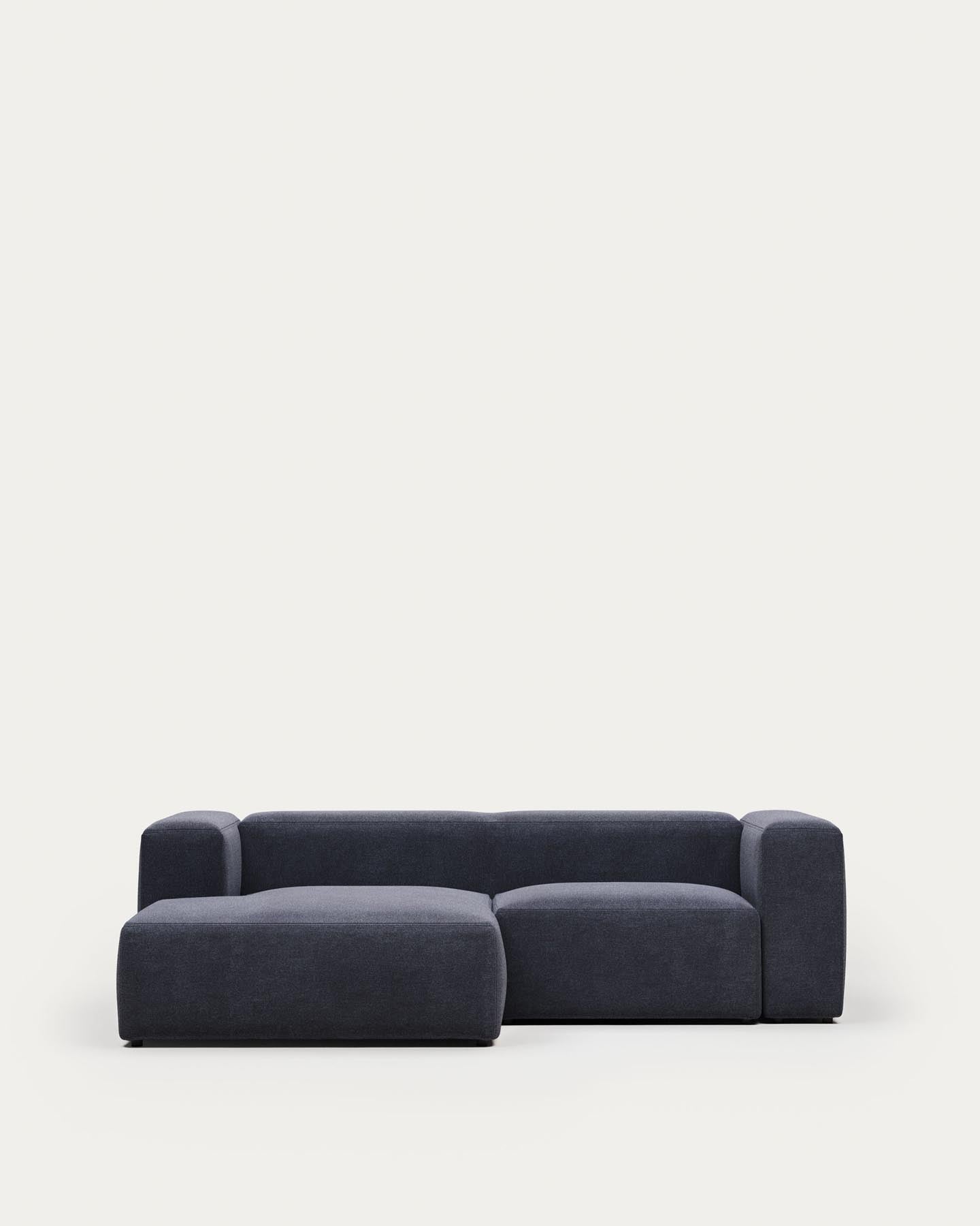 2-Sitzer-Sofa Blok mit Chaiselongue links, schwer entflammbar mit blauer Chenille, 240 cm in Blau präsentiert im Onlineshop von KAQTU Design AG. 2er Sofa ist von Kave Home