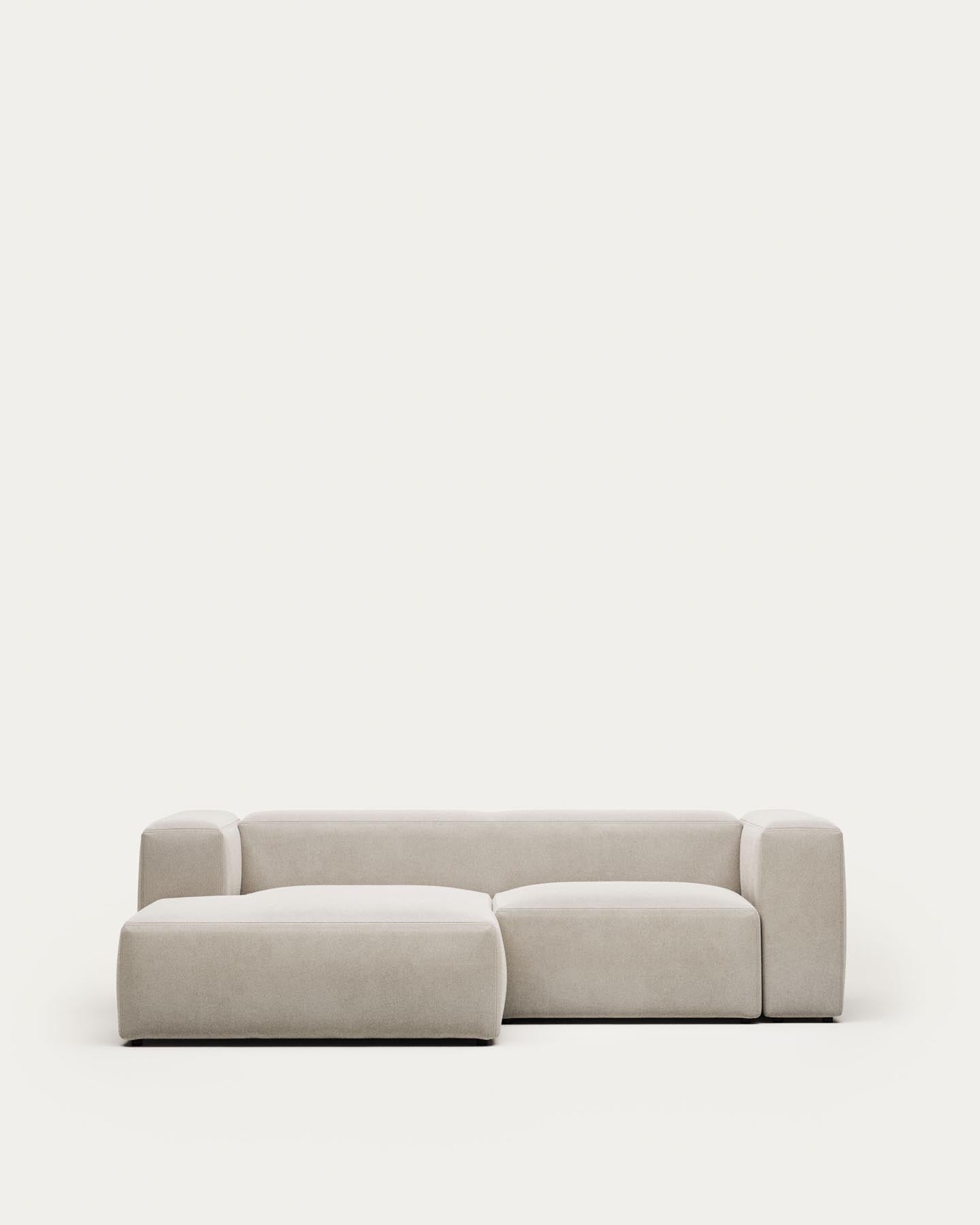 2-Sitzer-Sofa Blok mit Chaiselongue links, schwer entflammbar mit weisser Chenille, 240 cm in Grau präsentiert im Onlineshop von KAQTU Design AG. 2er Sofa ist von Kave Home