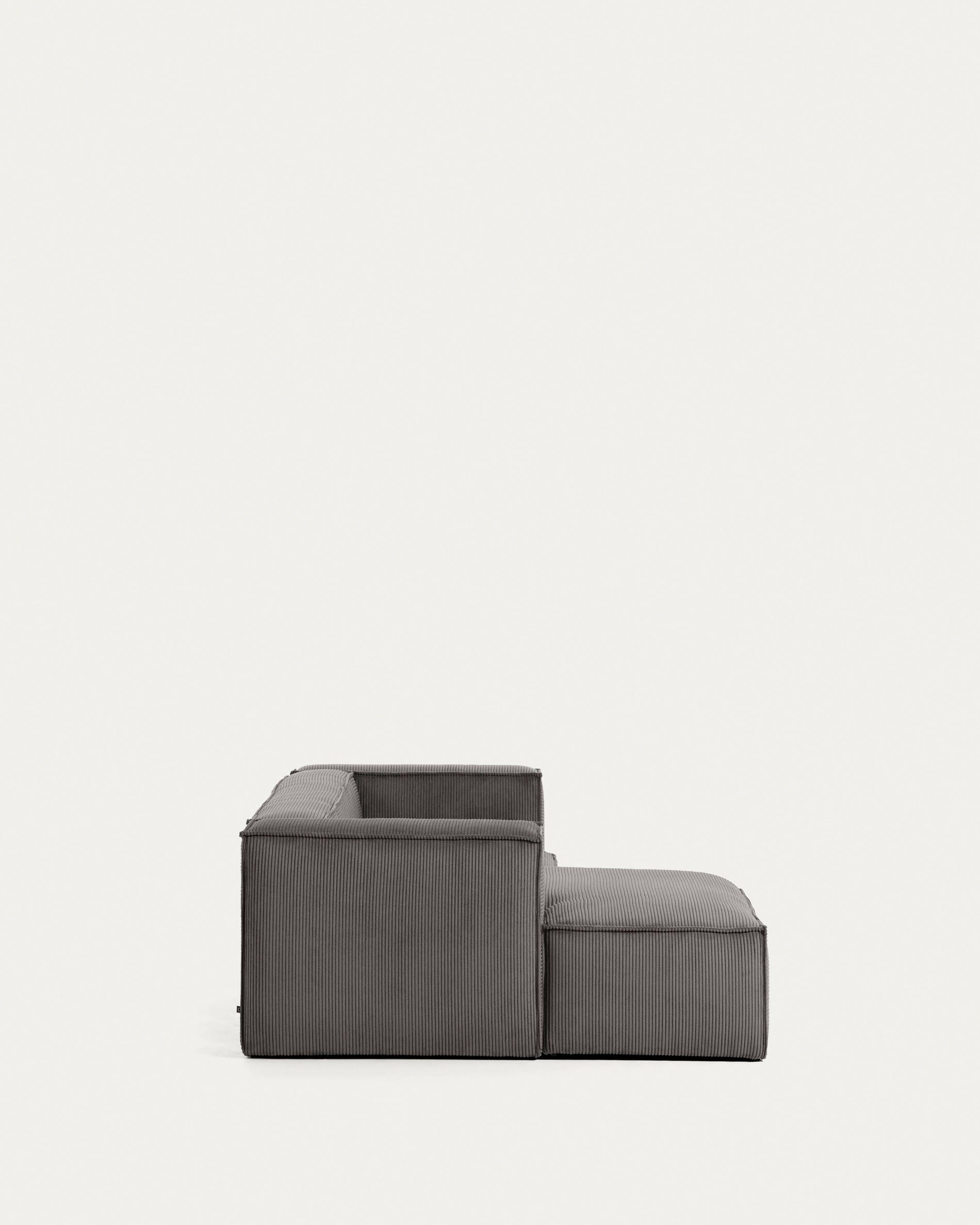 Modernes 2-Sitzer-Sofa mit Chaiselongue links, breiter grauer Cordbezug, 240 cm, FSC-zertifiziert, von Kave Home.
