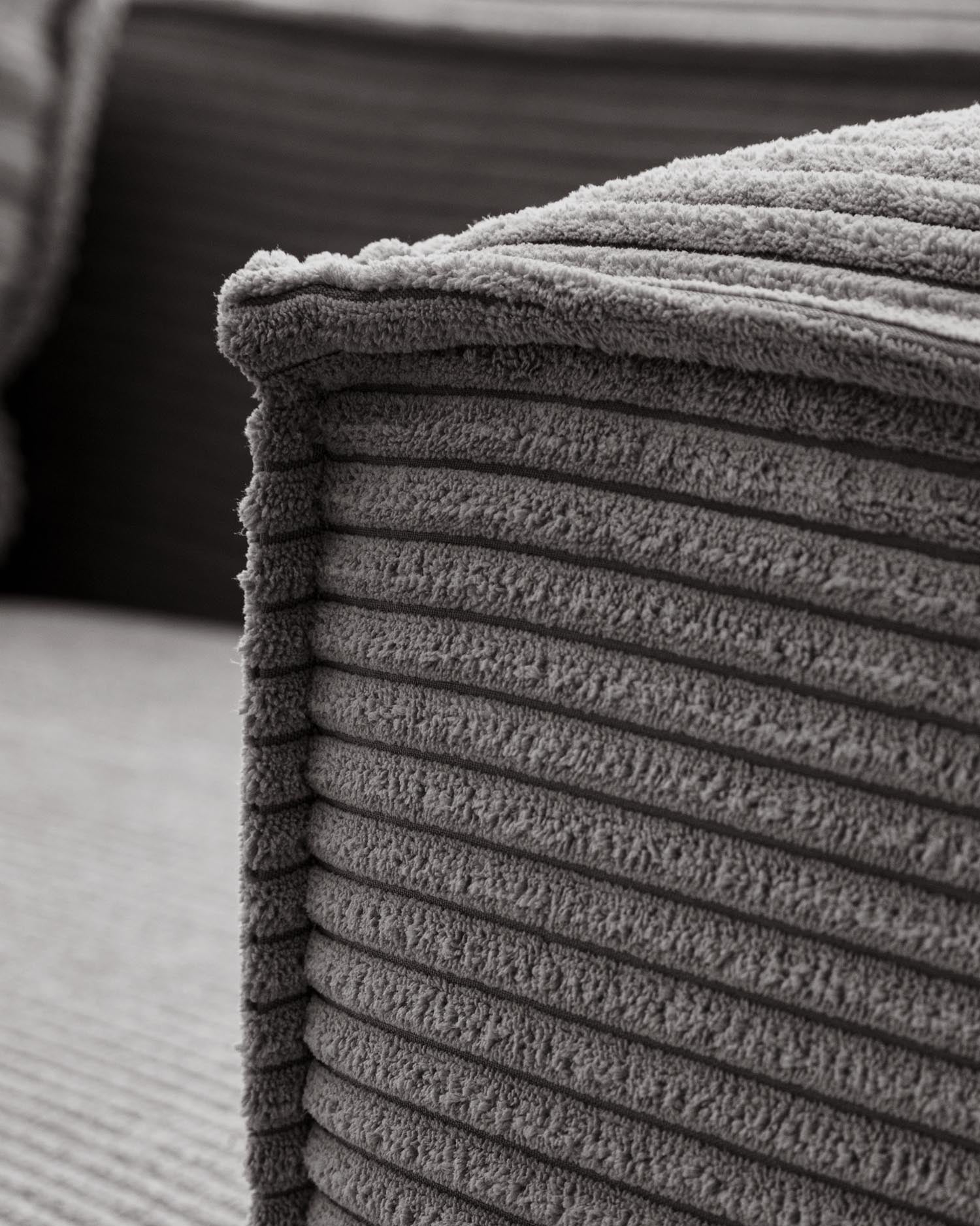 Stylisches 2-Sitzer-Sofa mit linker Chaiselongue in grauem Cord, 240 cm. Ideal für Entspannung und gesellige Abende, umweltfreundlich und langlebig.